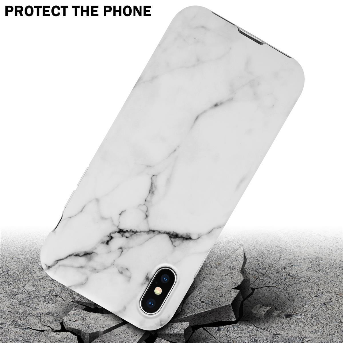 Una custodia per telefono in marmo bianco è su una superficie di cemento incrinata. Le parole "PROTEGGI IL TELEFONO" sono in alto.