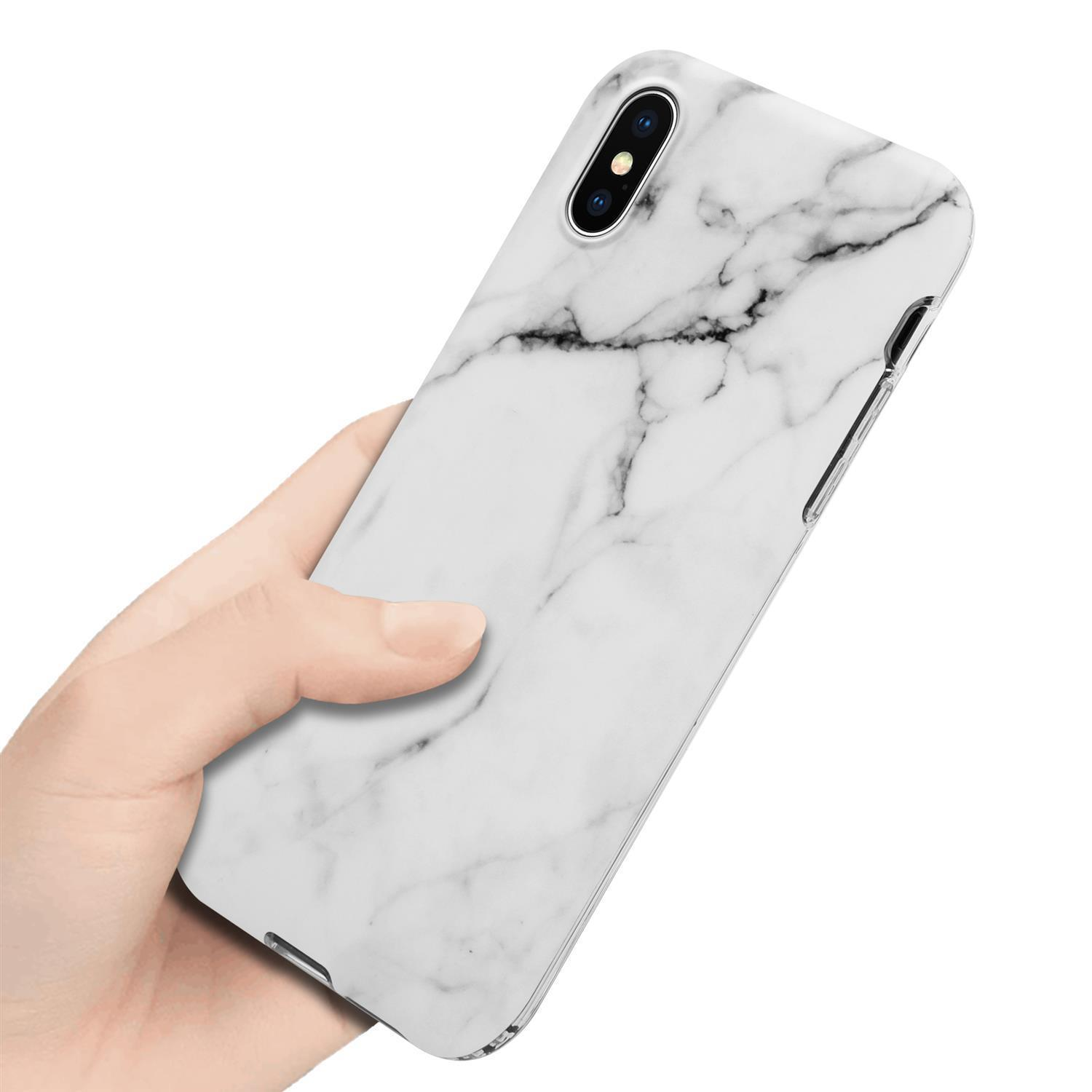 Mano che tiene una custodia per telefono in marmo bianco, che mostra la parte posteriore del telefono. La custodia è bianca con venature grigie.