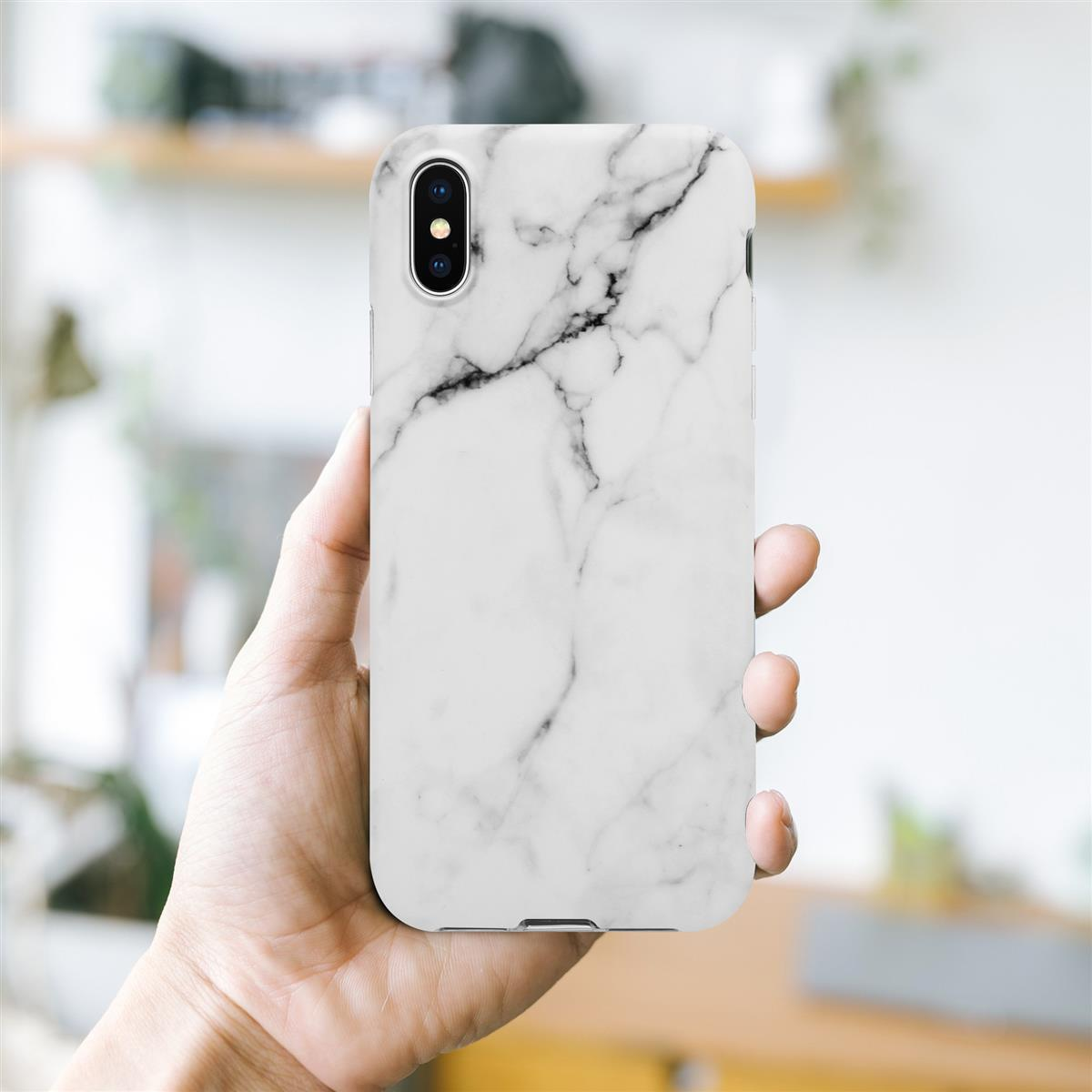 Mano che tiene una custodia bianca in marmo con venature nere. Il telefono ha una fotocamera a doppia lente.