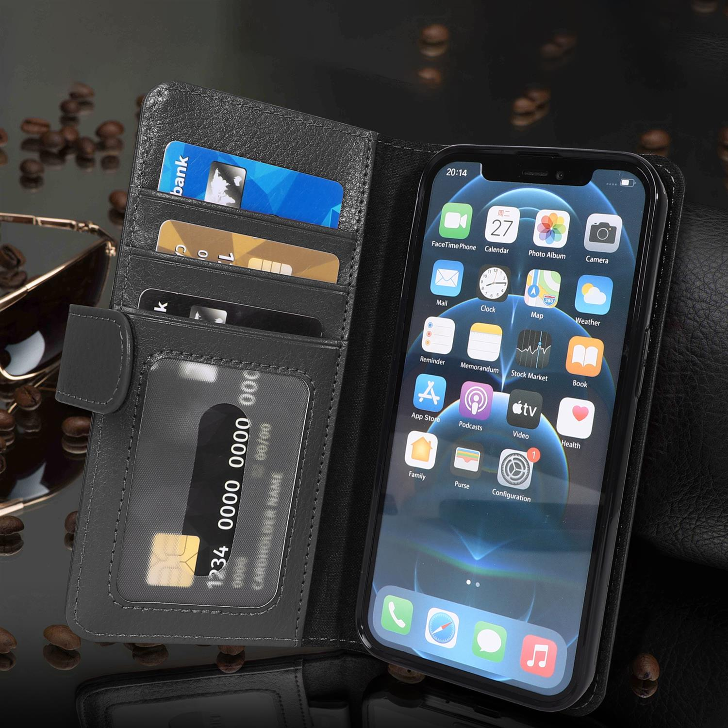 Schwarze Handyhülle offen mit Telefon. Karten und Geld innen, Sonnenbrille im Hintergrund.