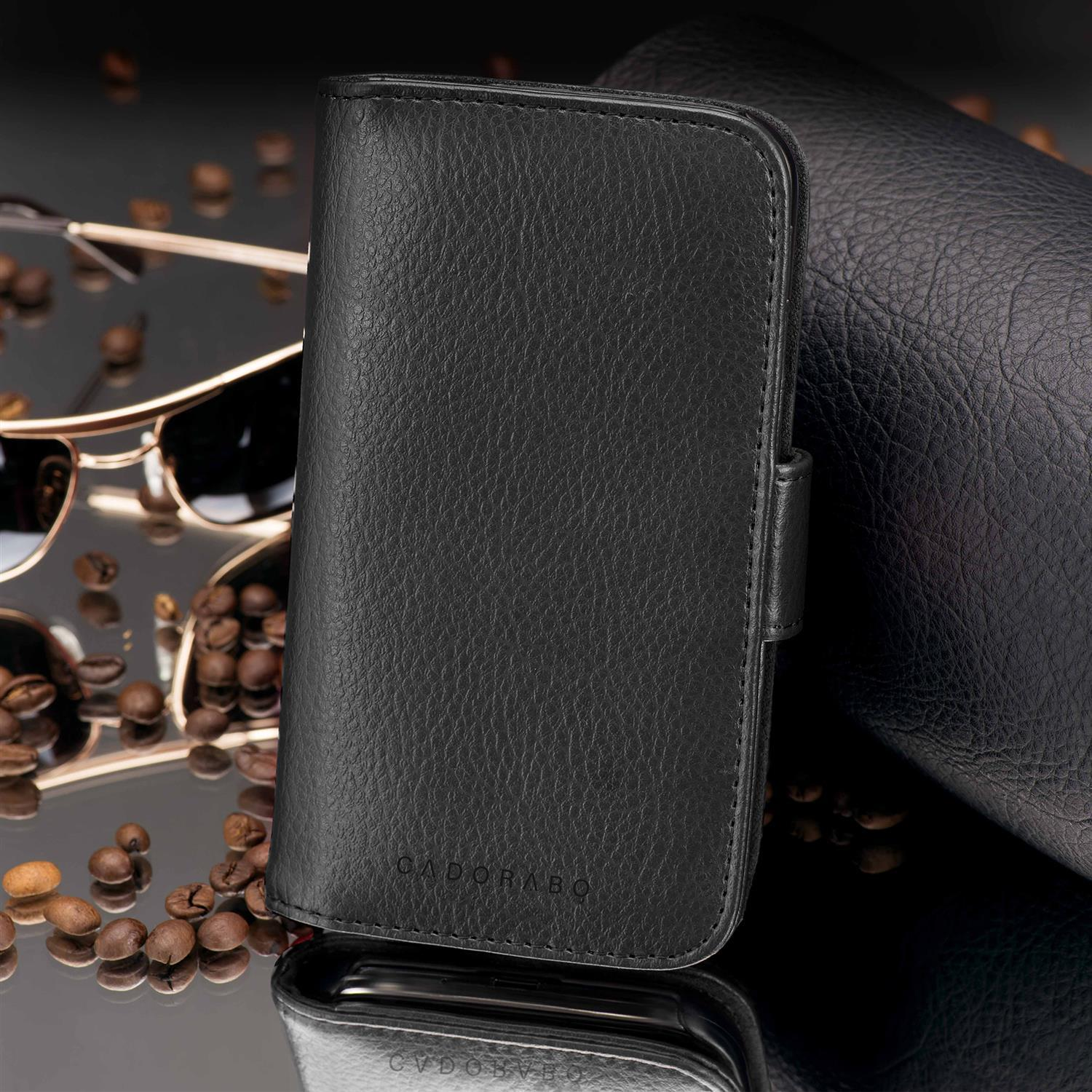 Schwarze Leder-Handyhülle mit geschlossenem Deckel. Kaffeebohnen und Sonnenbrille im Hintergrund.