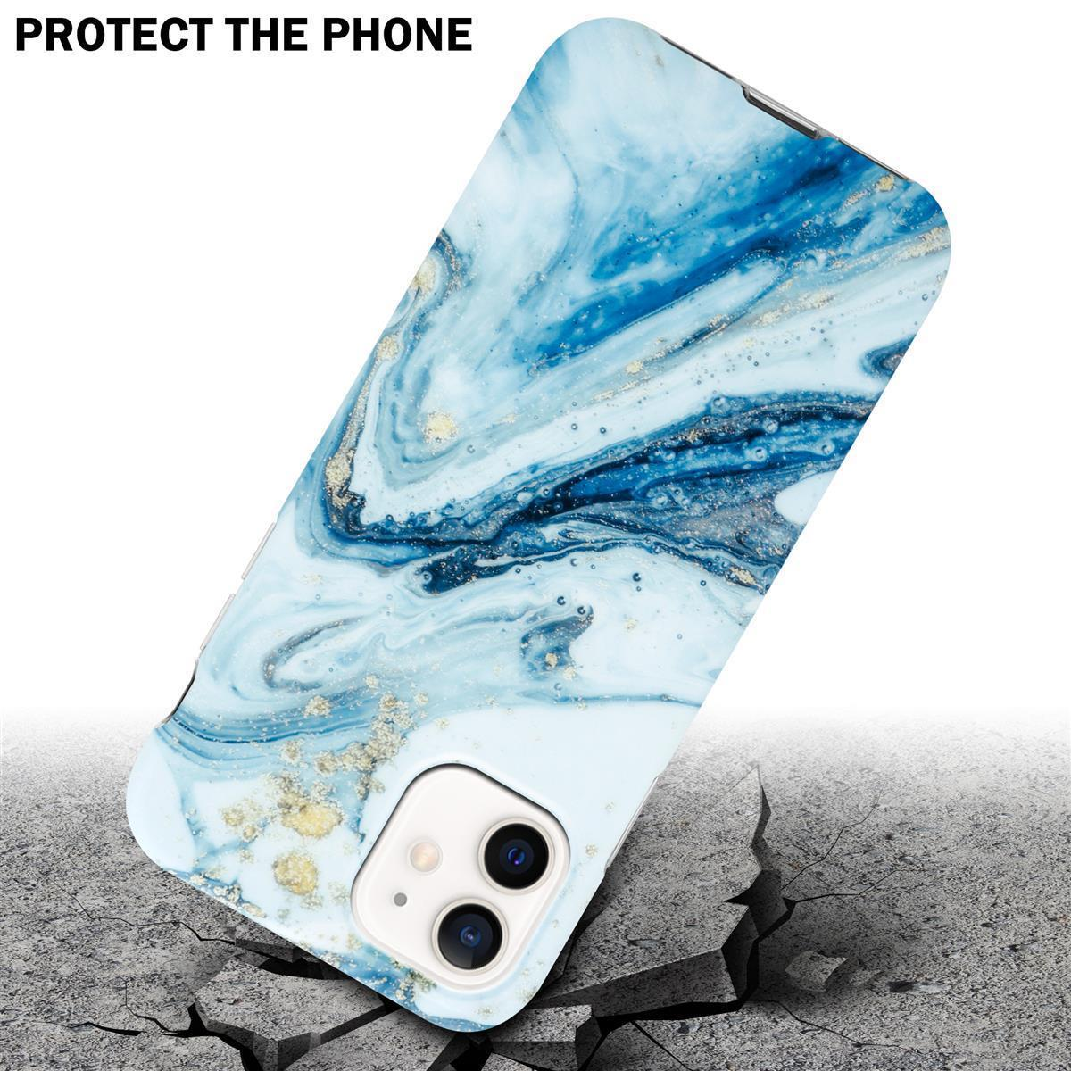 Weiße Handyhülle mit blauem Marmormuster, auf einer rissigen Oberfläche, schützt das Telefon.