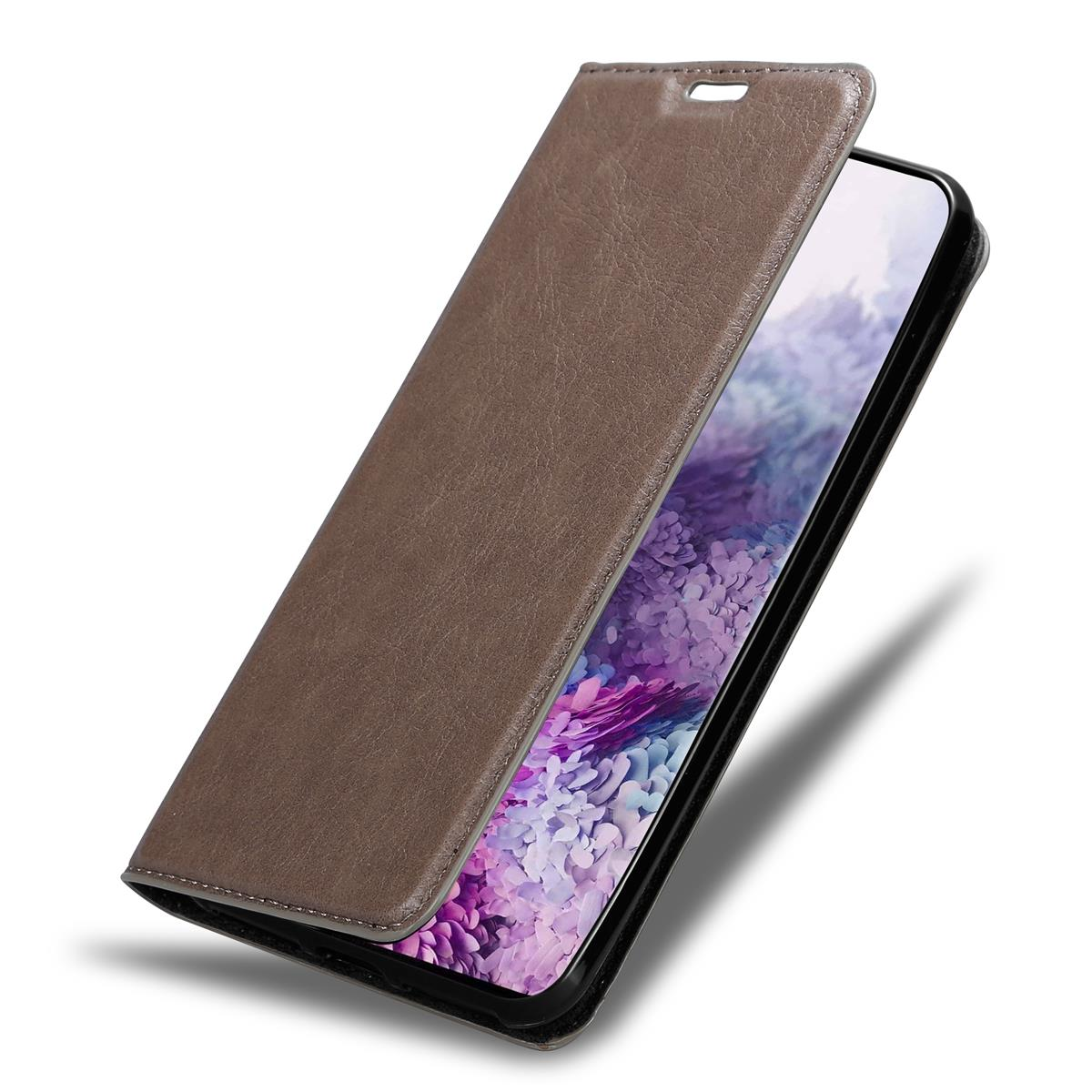 Eine braune Leder-Handyhülle ist geöffnet und zeigt einen Telefonbildschirm. Der Hintergrund ist ein verschwommenes lila Muster.