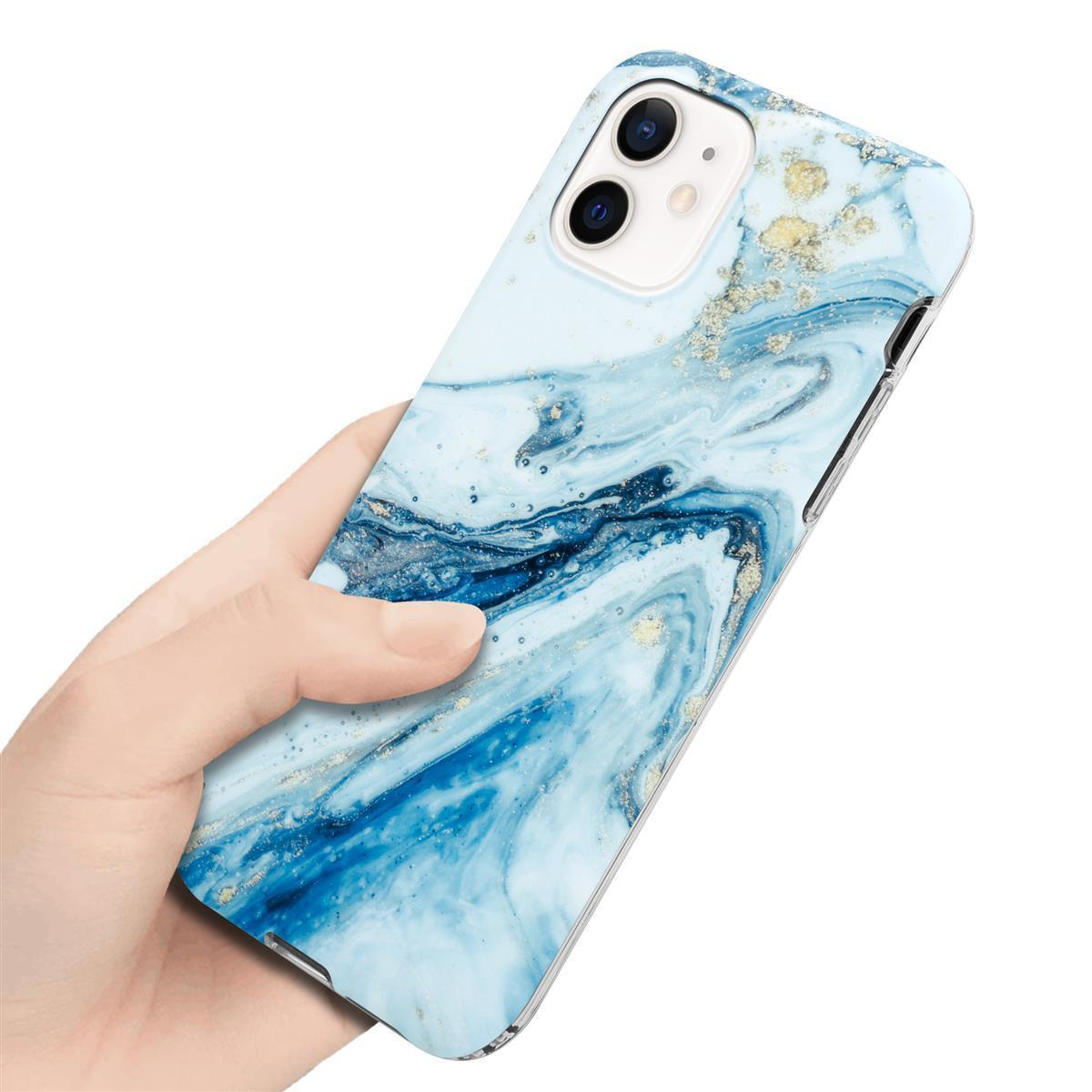 Telefon in der Hand, zeigt eine Handyhülle mit Marmormuster. Blaues und goldenes Design.