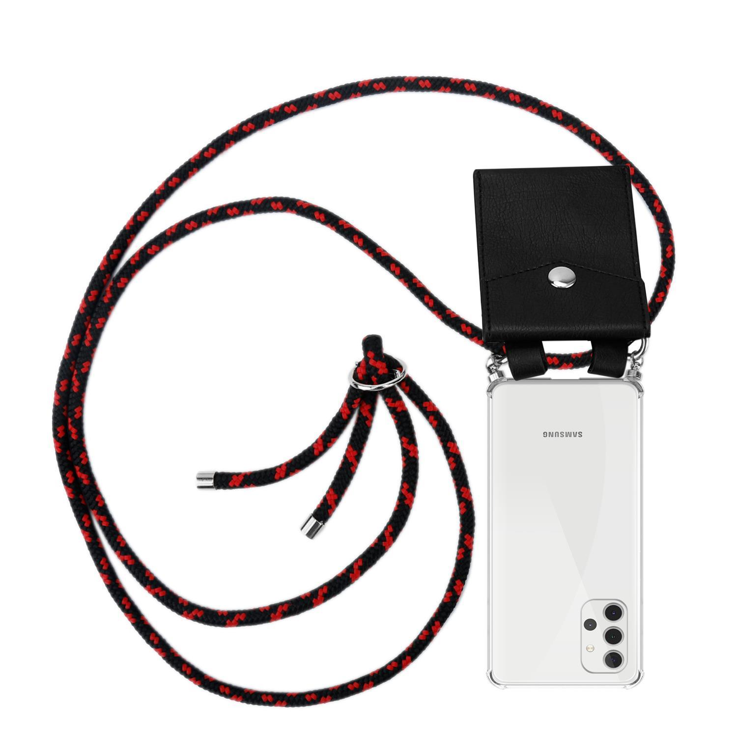 Telefon in transparenter Hülle mit rot-schwarzem Band. Telefon mit drei Linsen. Schwarze Hülle oben.