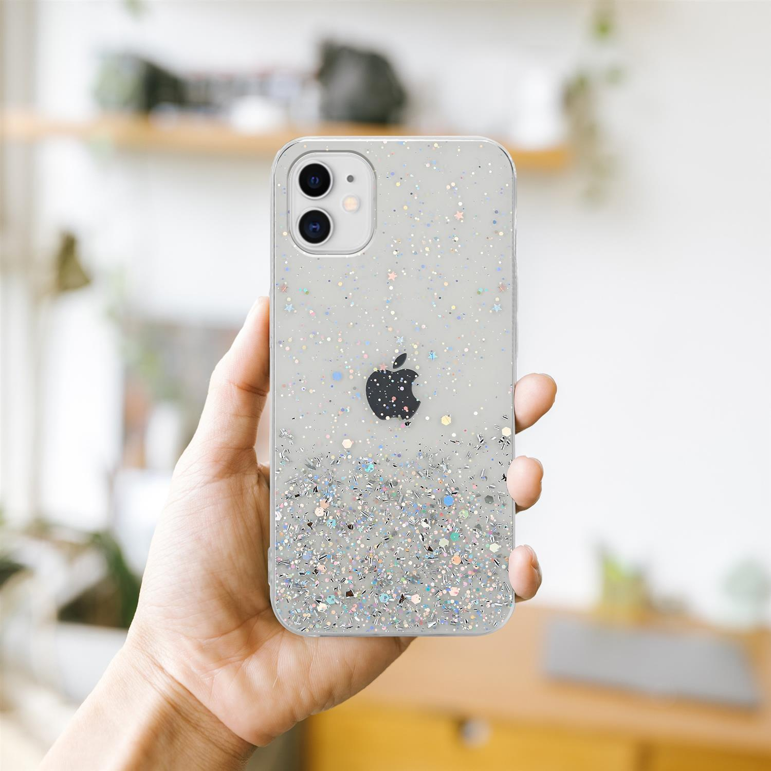 Hand hält eine transparente Handyhülle mit silbernem Glitzer. Die Hülle hat ein Apple-Logo.