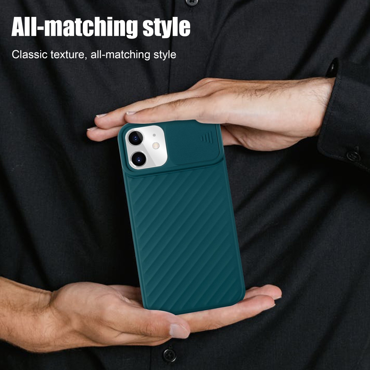 Una persona che tiene in mano una custodia per telefono verde acqua con una copertura scorrevole per la fotocamera.