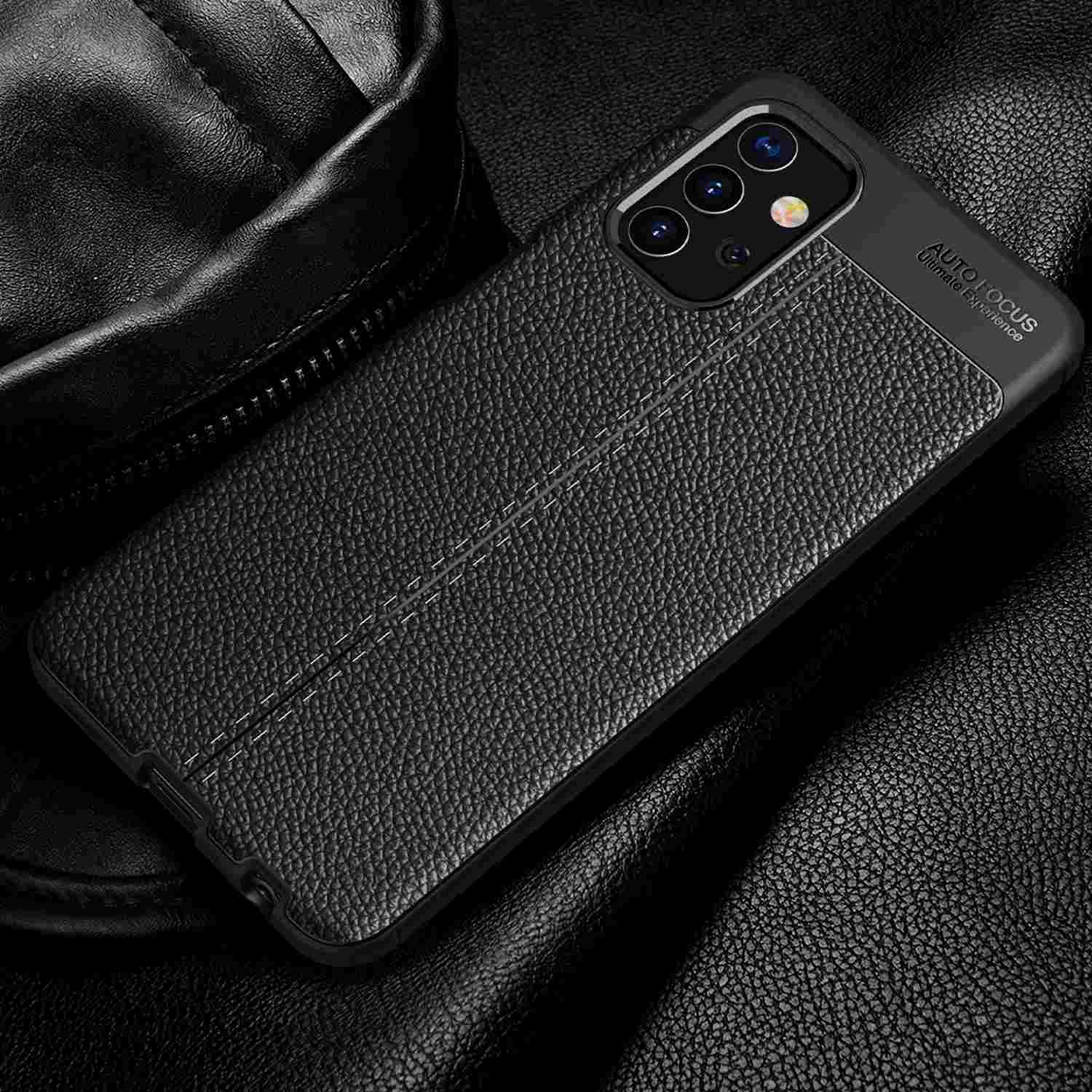 Mano che tiene una custodia nera con finitura similpelle. Autofocus visibile.