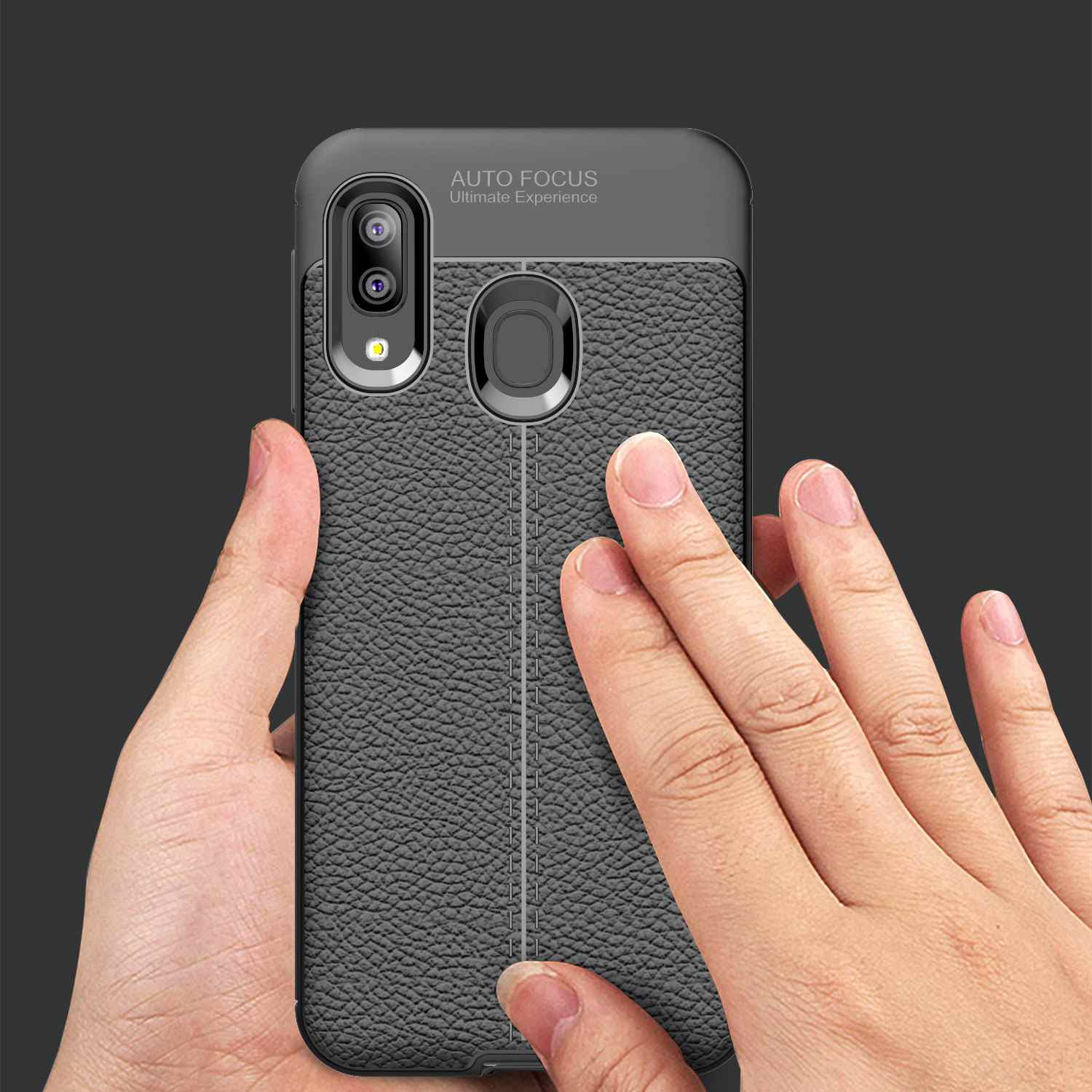 Hände halten eine schwarze Handyhülle mit Ledertextur. Text: 'AUTO FOCUS'.