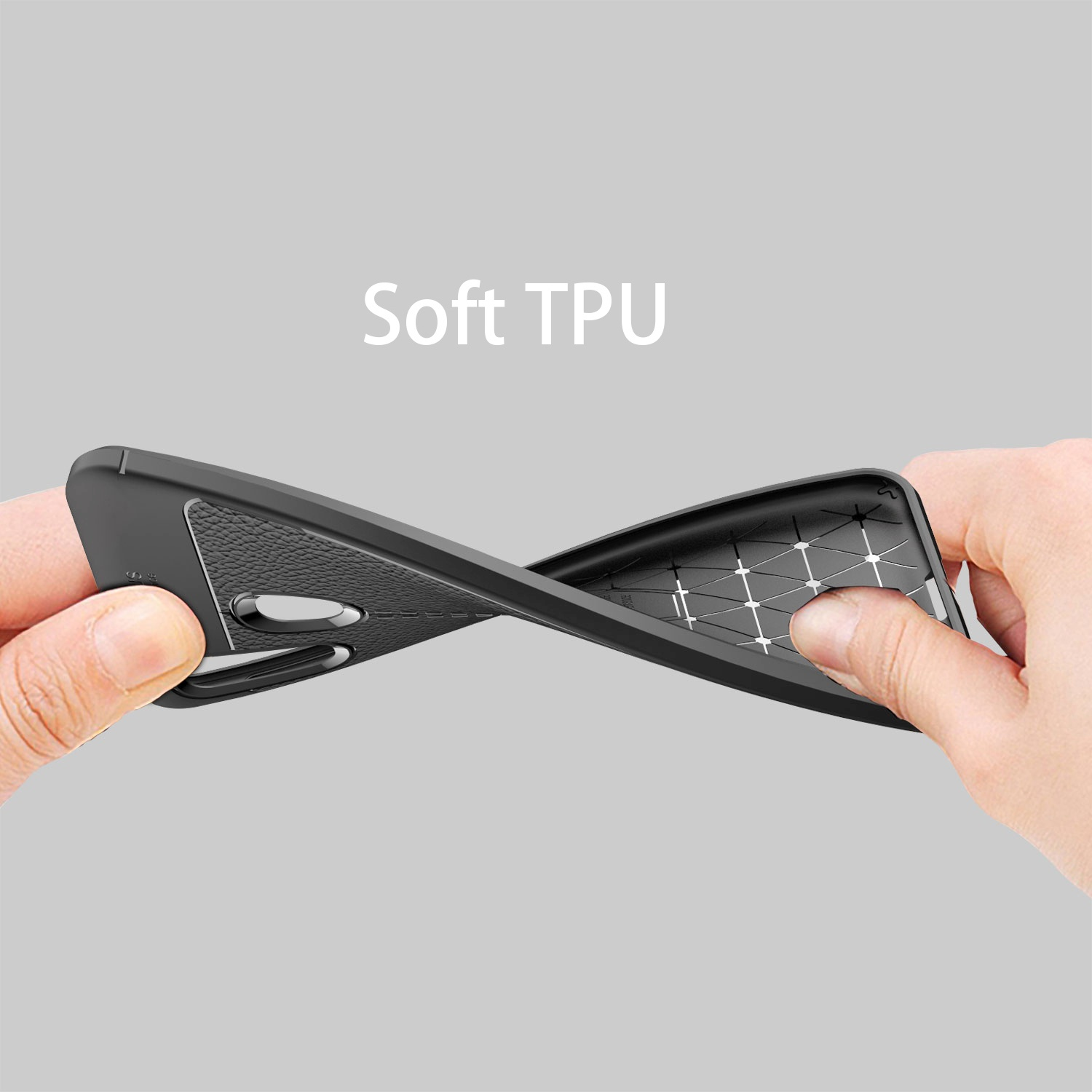 Hände halten eine schwarze Handyhülle. Der Text "Soft TPU" ist oben sichtbar.