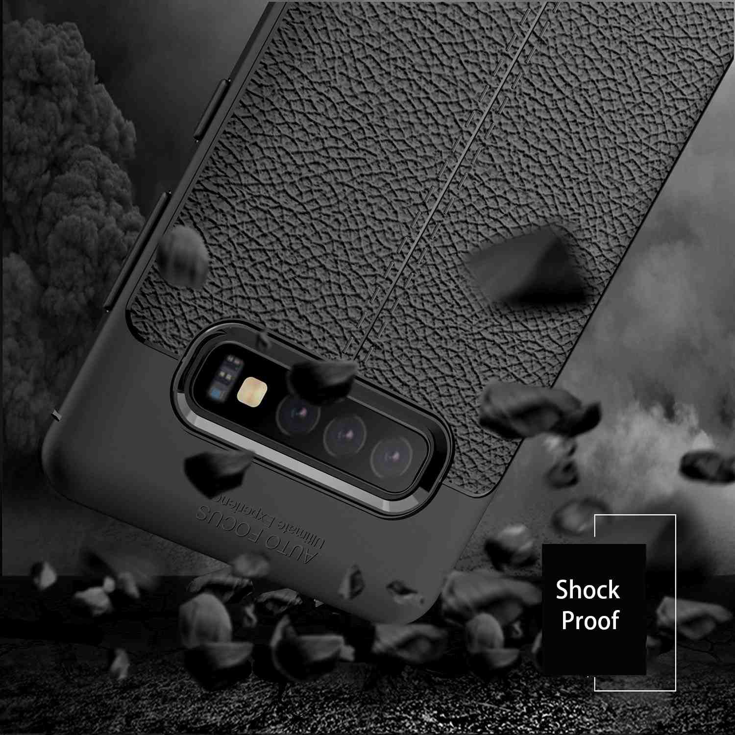 Schwarze Handyhülle mit strukturiertem Design. Die Handyhülle befindet sich auf einer schwarzen Oberfläche.
