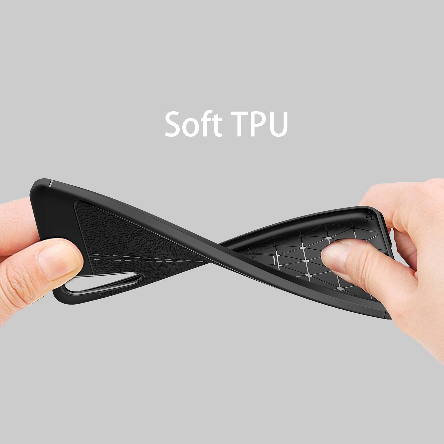 Hände halten eine schwarze Handyhülle mit der Aufschrift "Soft TPU". Hülle wird gebogen.