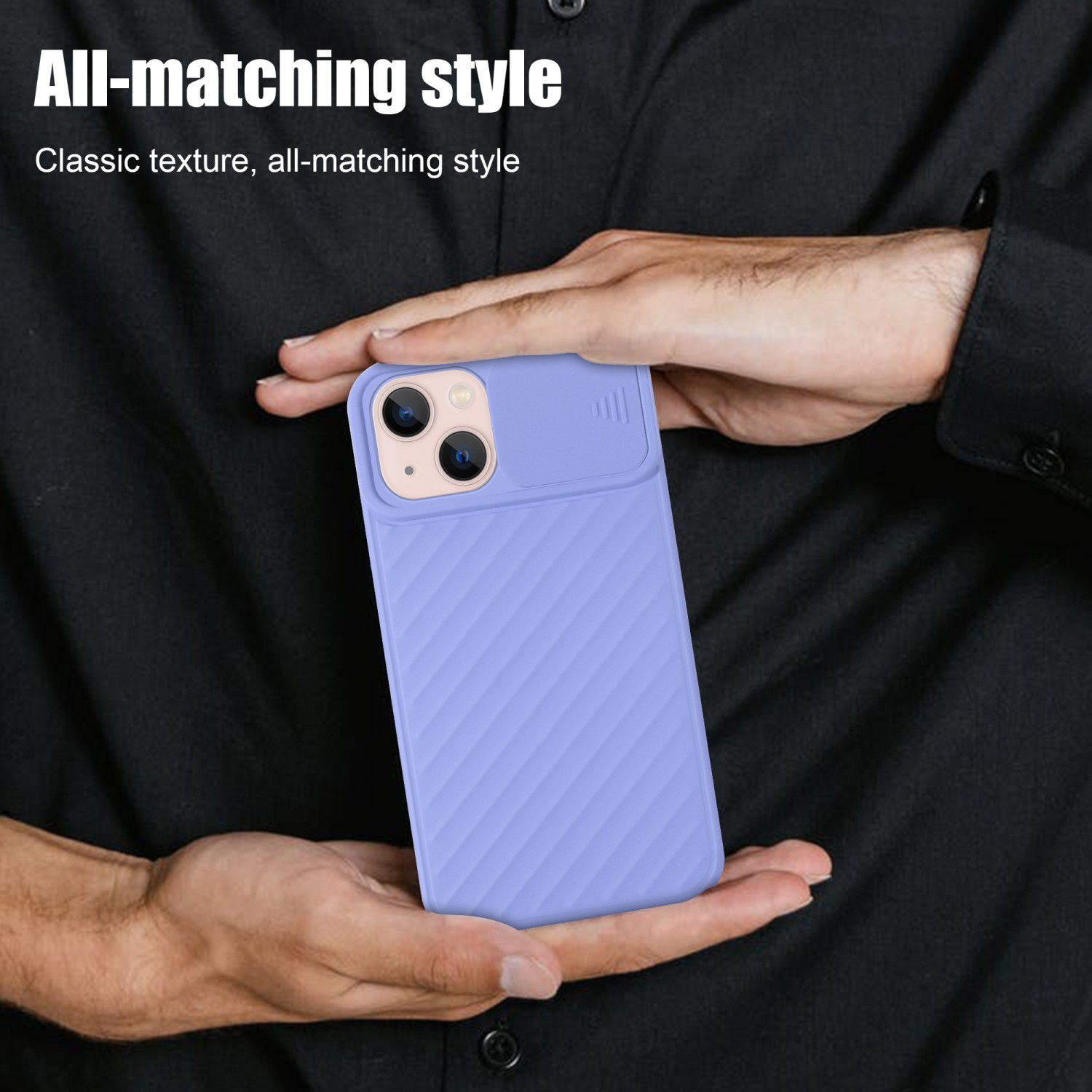 Persona sosteniendo una funda de teléfono morada con una cubierta de cámara deslizante. Camisa negra.