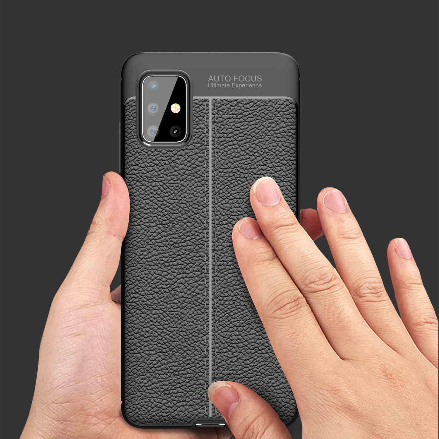 Mano che tiene un telefono con una custodia posteriore strutturata. La custodia è grigio scuro con una linea grigio chiaro.