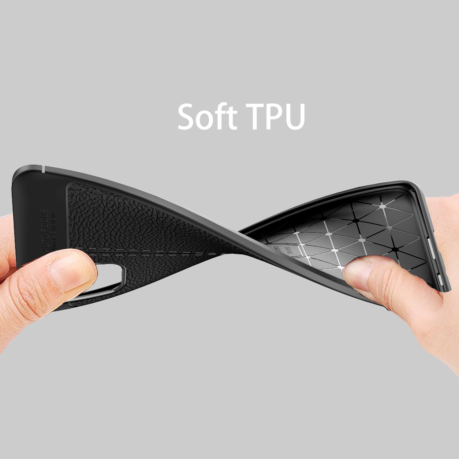 Mani che tengono una custodia per telefono nera flessibile, mostrando la sua texture.