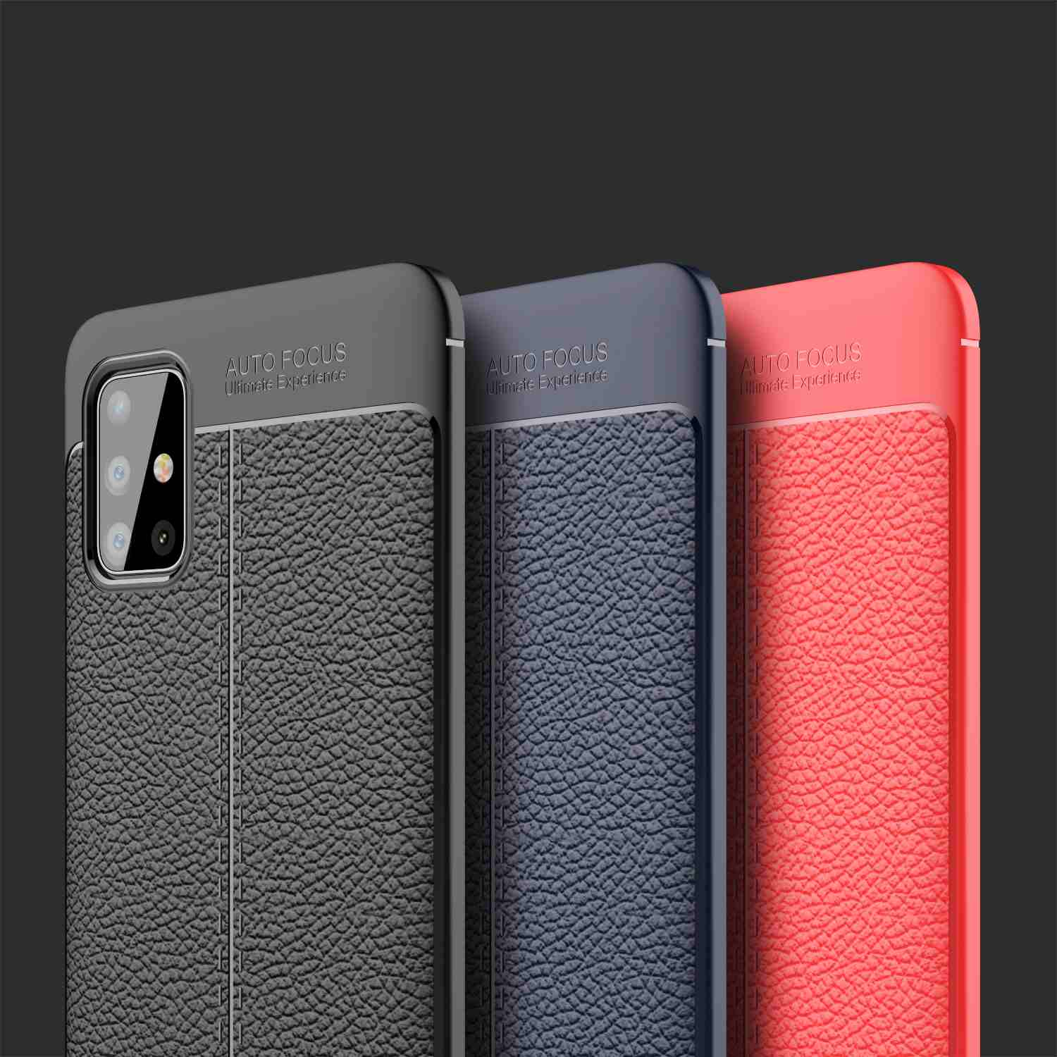Tre custodie per telefono: nera, blu e rossa, con finitura similpelle strutturata. Testo bianco: 'AUTO FOCUS'.
