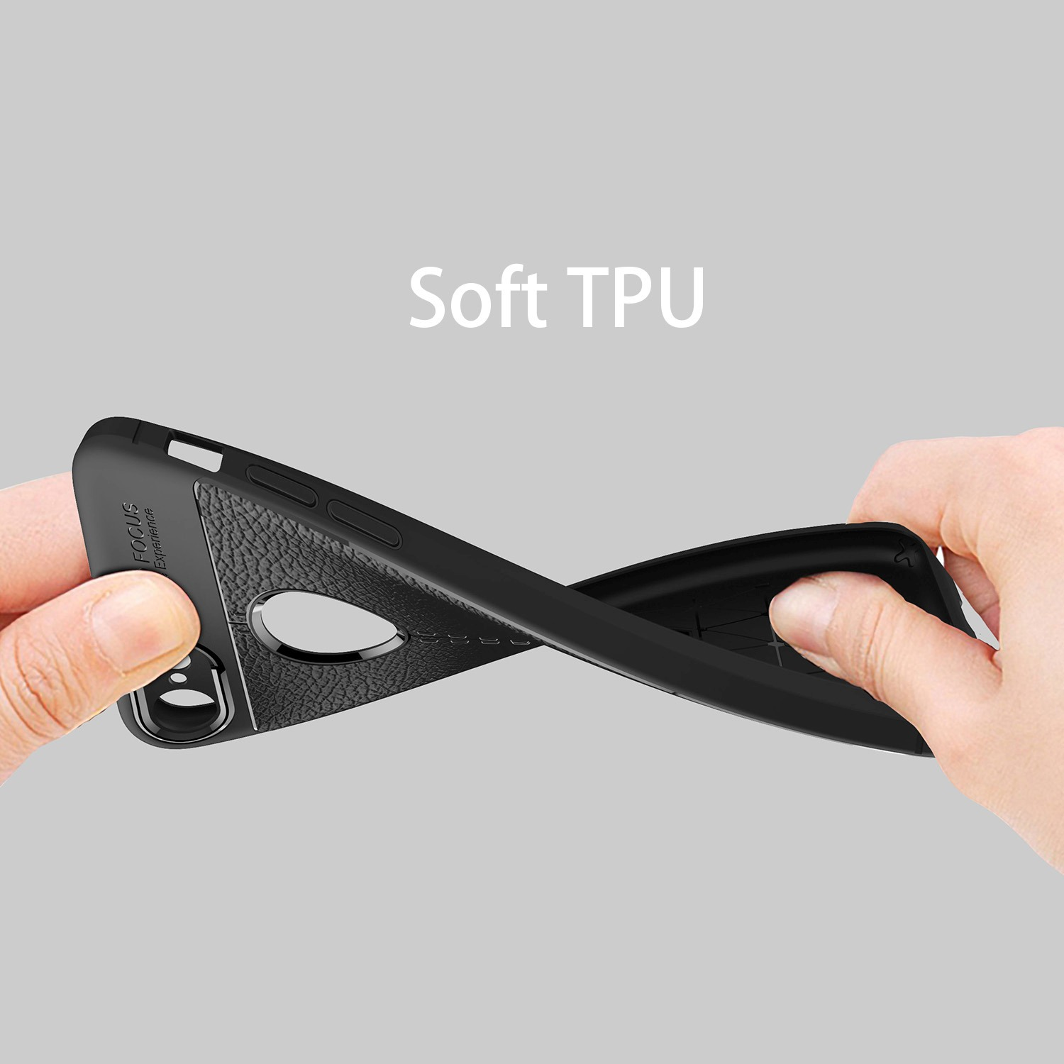 Zwei Hände halten eine schwarze Handyhülle. Die Hülle ist flexibel und hat eine strukturierte Oberfläche. Text: Soft TPU.