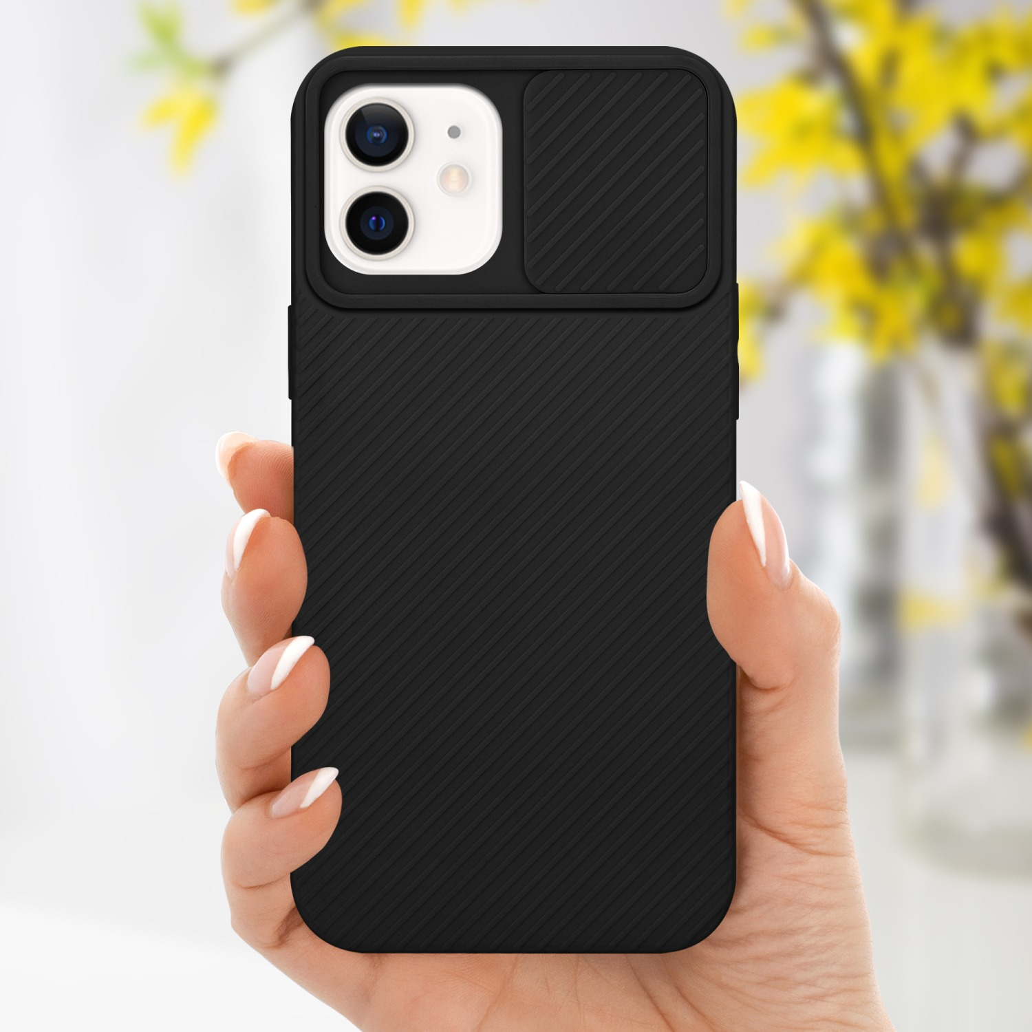 Hand hält schwarze Handyhülle mit Kameraabdeckung, Telefon wird gezeigt.