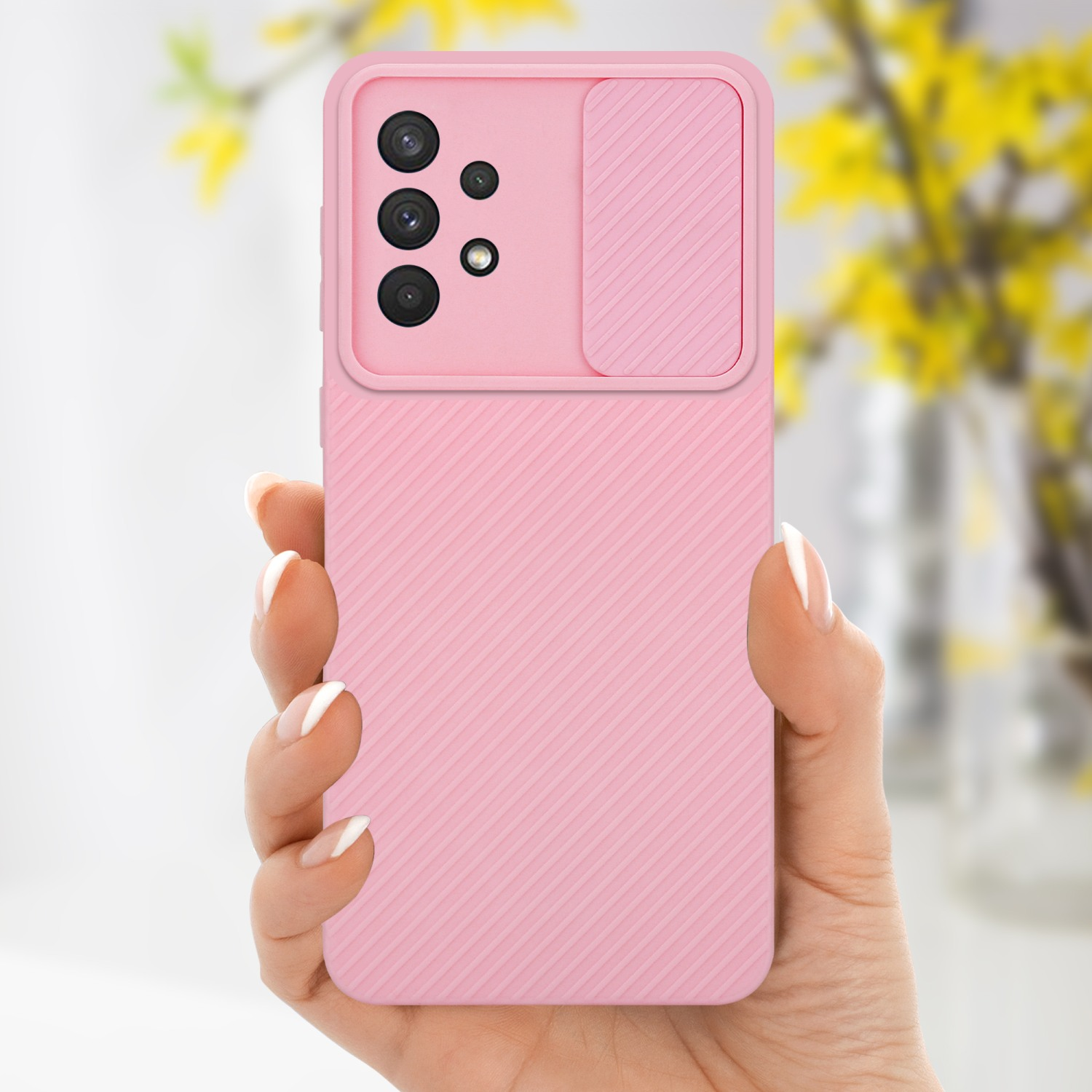 Eine rosa Handyhülle mit Kameraabdeckung, gehalten von einer Hand. Gelbe Blumen im Hintergrund.