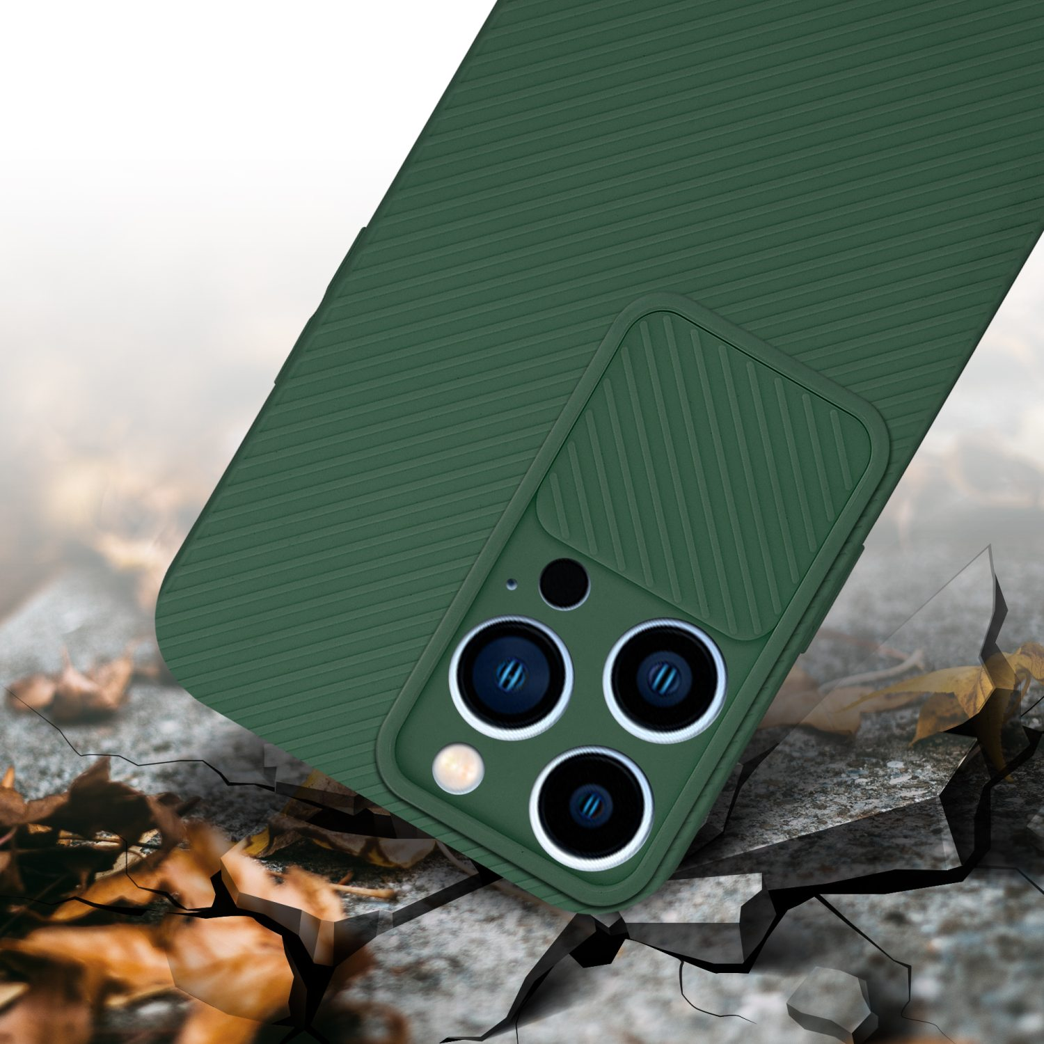 Custodia verde per telefono con protezione della fotocamera. La custodia è su una superficie di pietra incrinata.