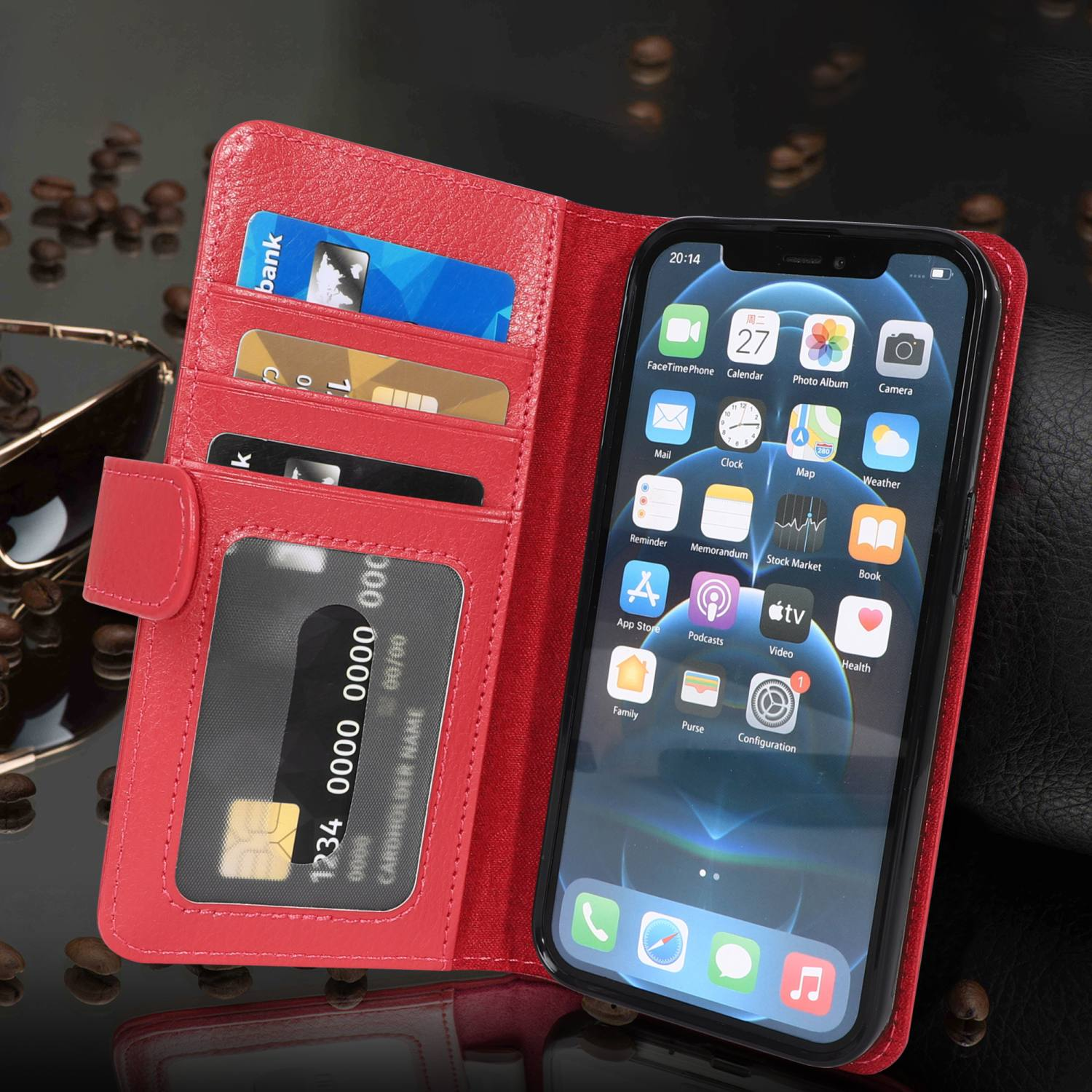 Geöffnete rote Handyhülle mit Telefon. Karten und Geld sind sichtbar.