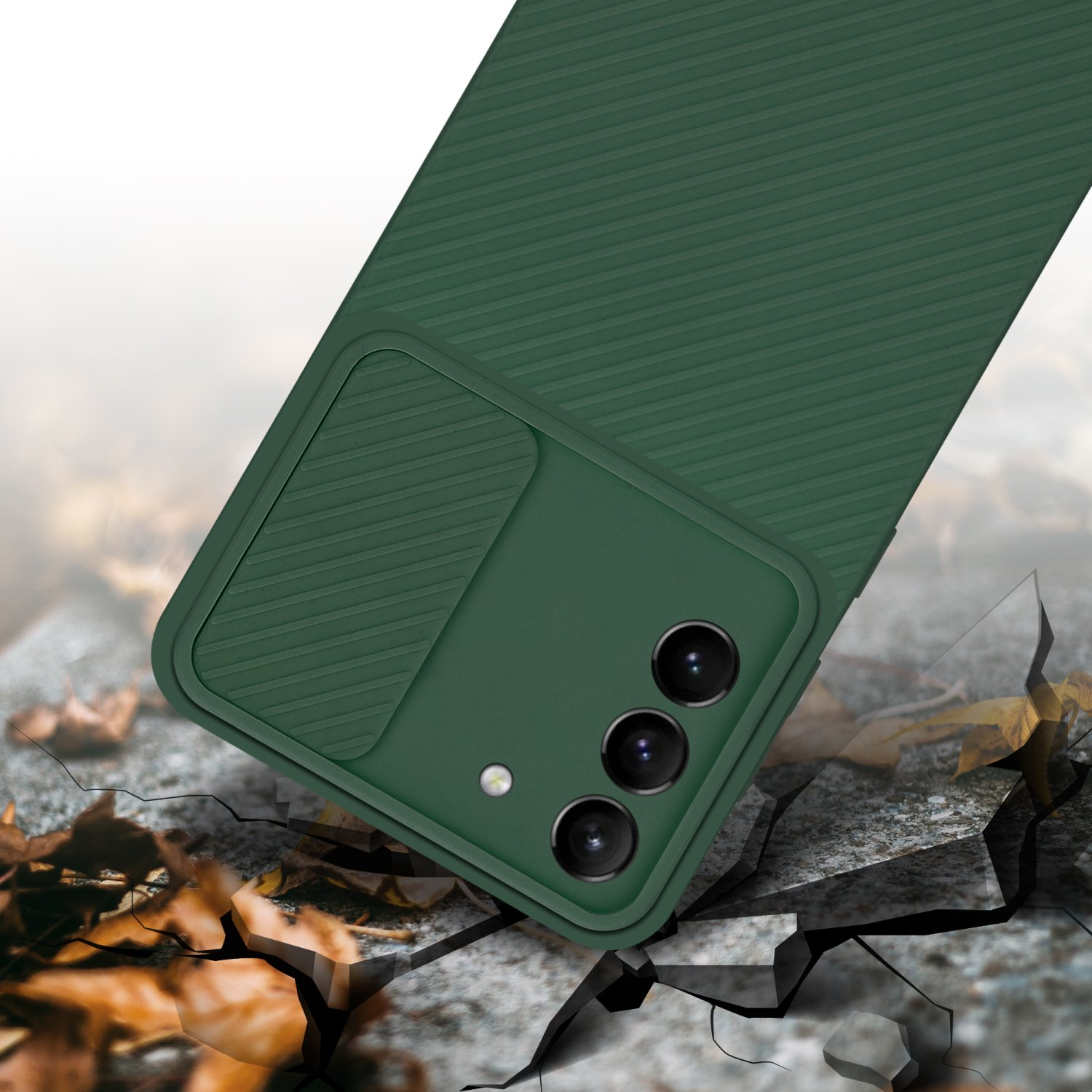 Custodia verde con protezione fotocamera. Sulla superficie di pietra rotta.
