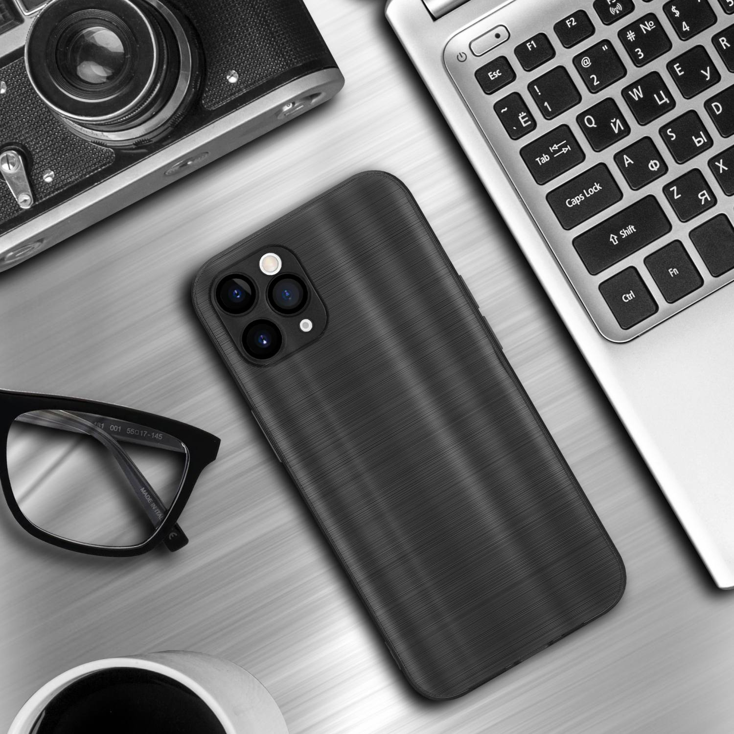 Schwarze Handyhülle auf einem silbernen Schreibtisch mit Laptop, Kamera, Brille und Kaffeebecher.