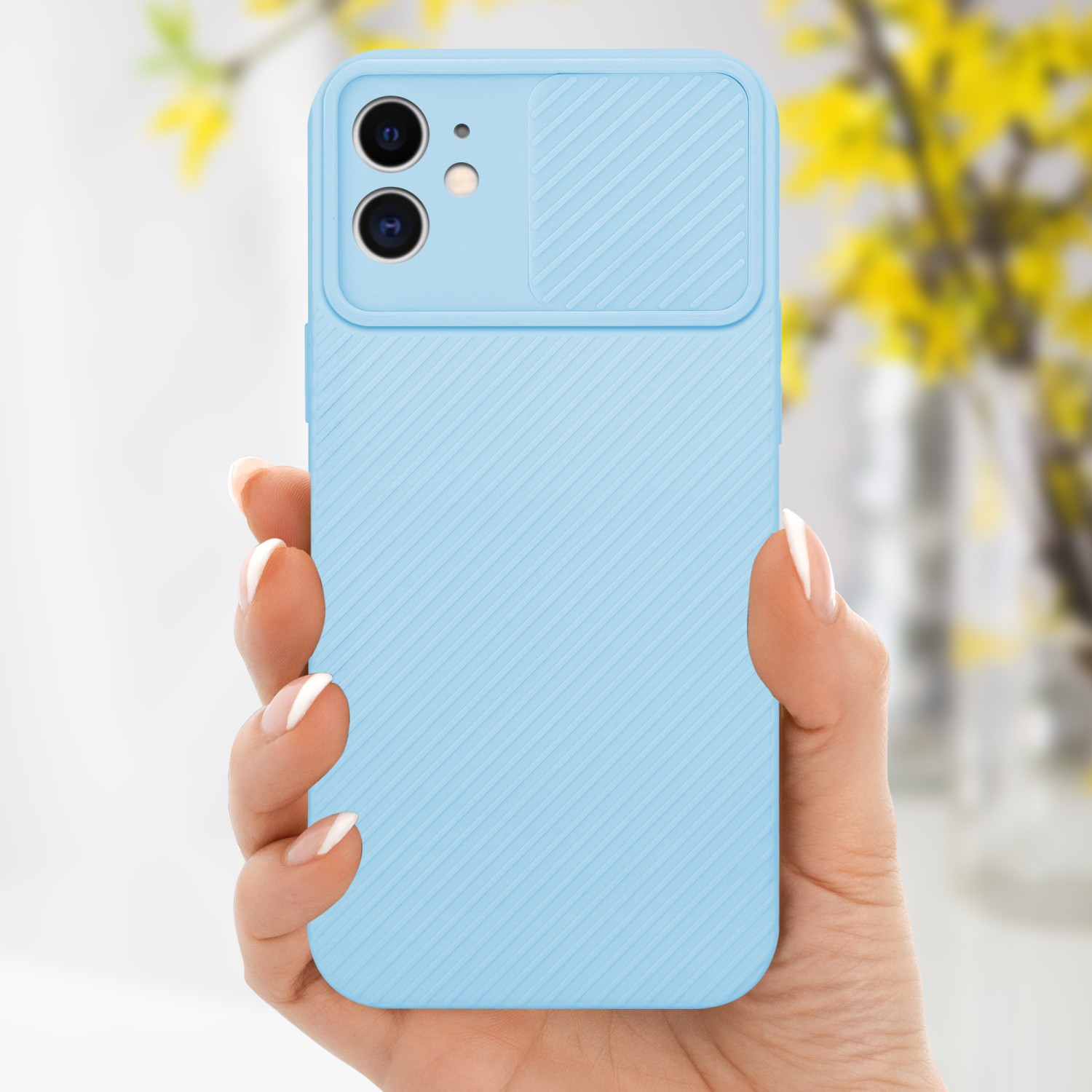 Custodia blu chiaro. Una mano tiene il telefono. Lo sfondo è giallo.