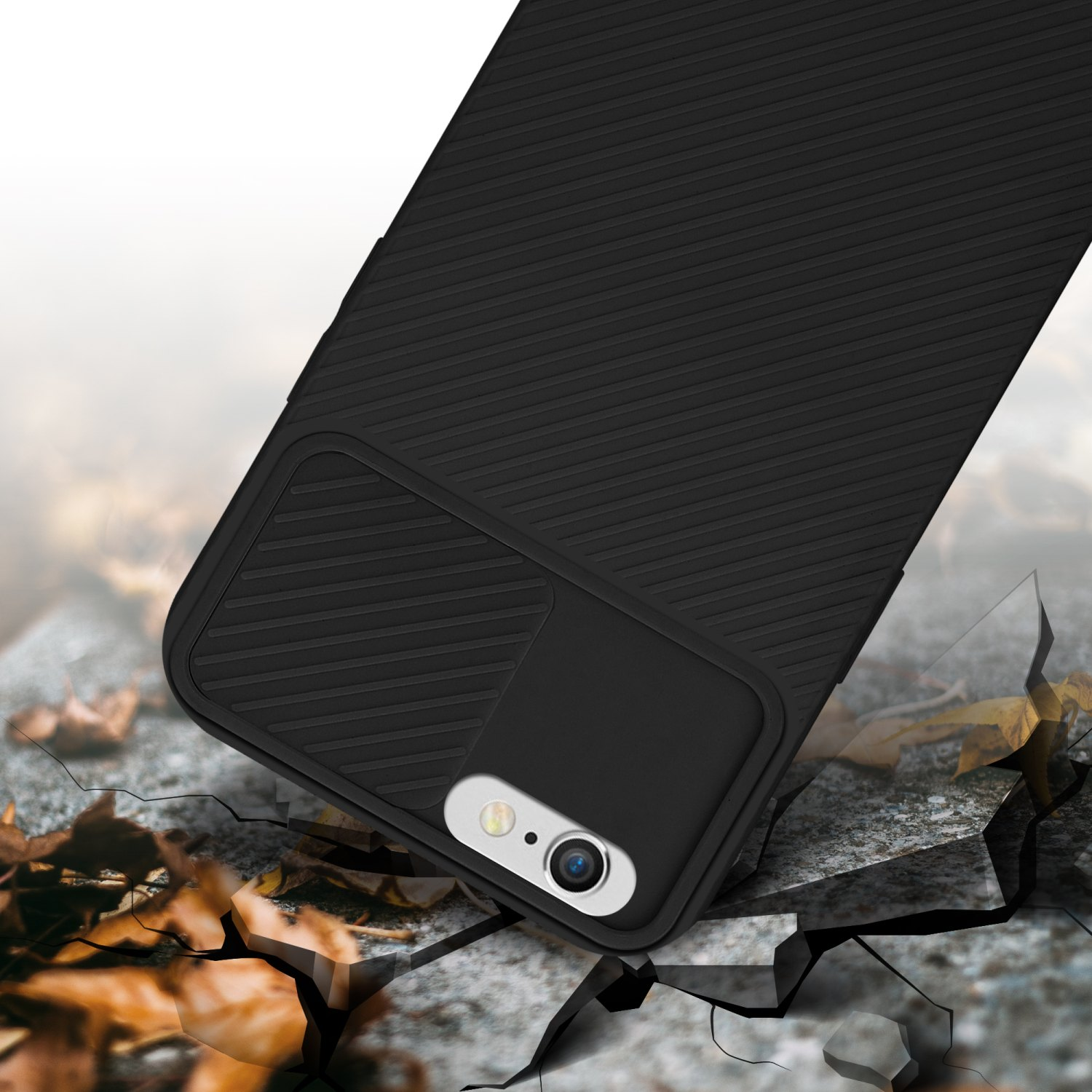 Schwarze Handyhülle auf einer zerbrochenen Steinoberfläche. Das Telefon hat eine Kamera.