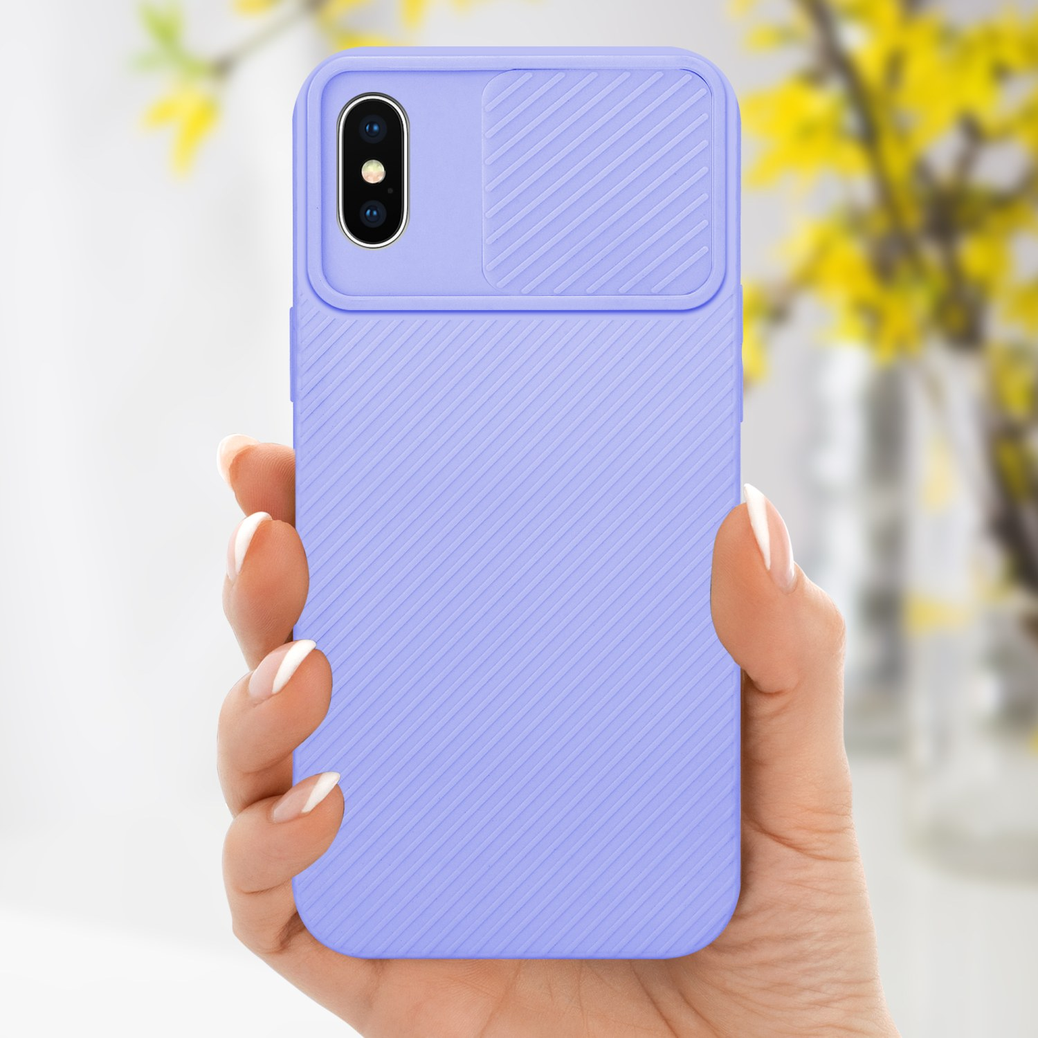 Eine Hand hält eine lila Handyhülle. Sie hat eine Kameraabdeckung und ein strukturiertes Design. Hintergrund verschwommene gelbe Blumen.