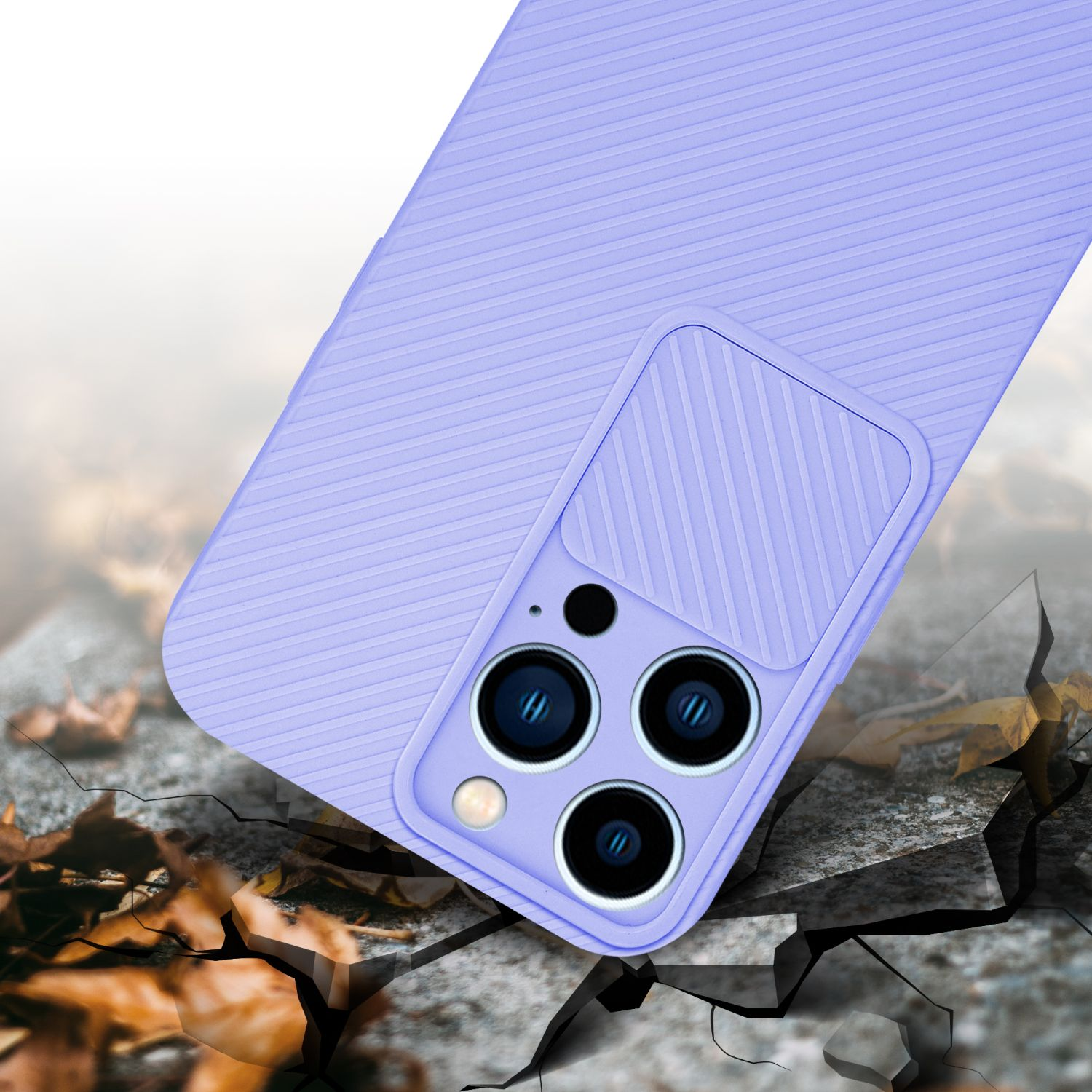 Una custodia per telefono viola con una copertura per la fotocamera, appoggiata su una superficie incrinata.