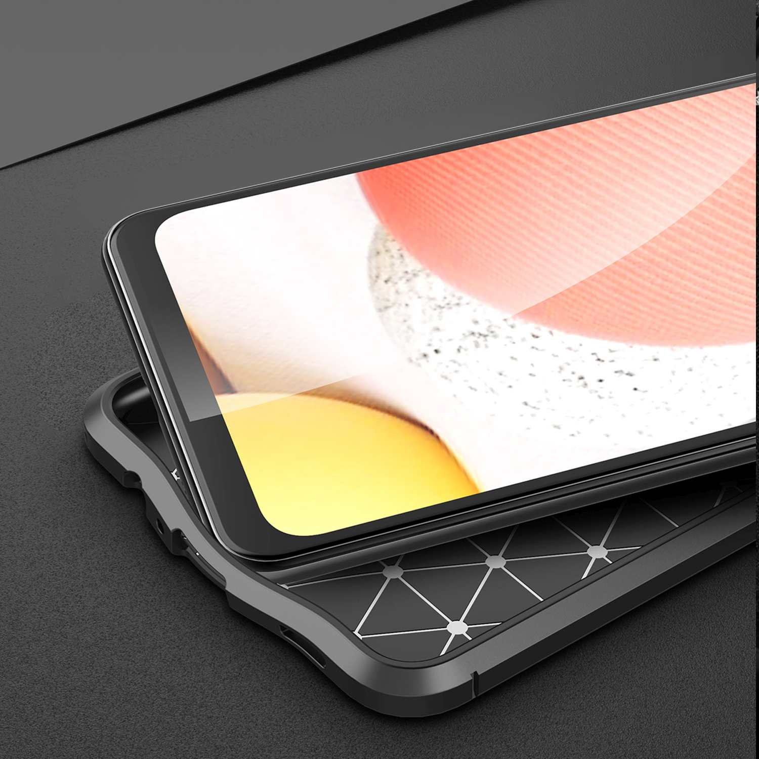 Un telefono con una protezione per lo schermo. Il telefono è posizionato su una superficie scura con un motivo geometrico.