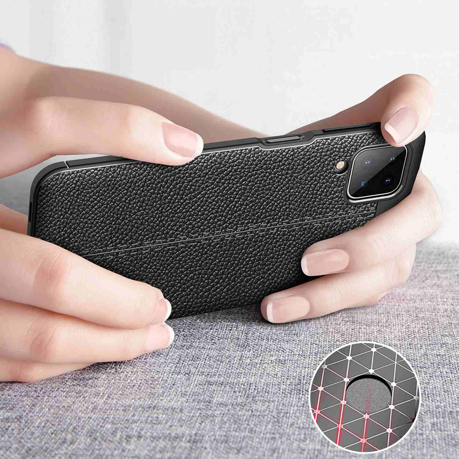 Mani che tengono una custodia per telefono in pelle nera. La custodia ha un design strutturato con dettagli di cucitura.