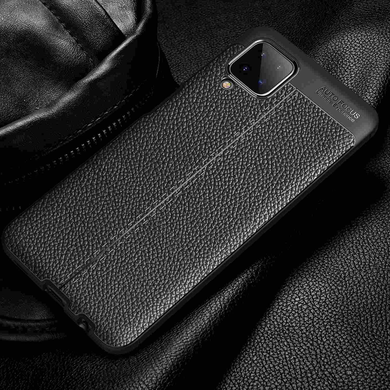 Una custodia per telefono nera su una superficie in pelle nera. La custodia del telefono ha un motivo strutturato. Lo sfondo è nero.