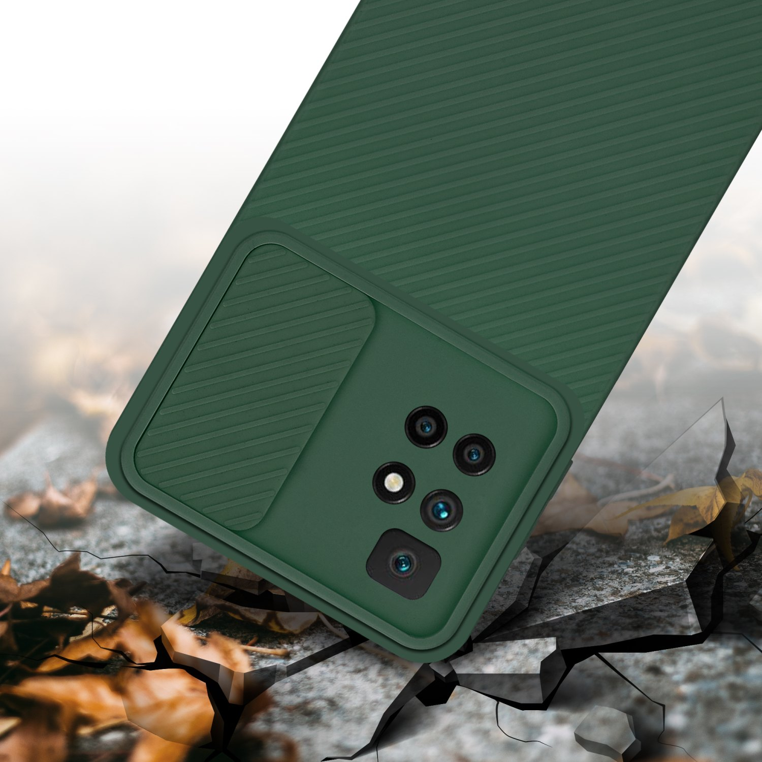 Custodia verde per telefono con copertura della fotocamera, su un terreno di cemento incrinato.