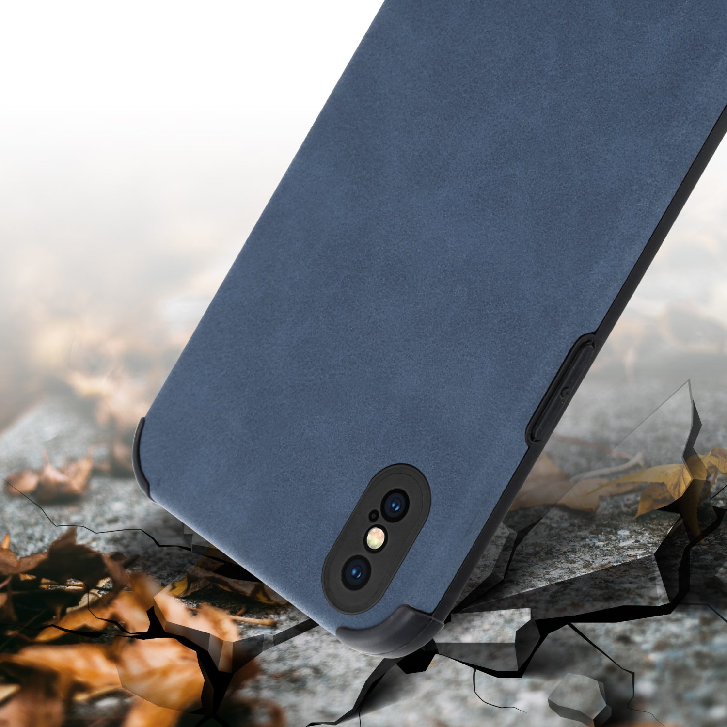 Blaue Handyhülle. Das Telefon liegt auf einer Oberfläche. Die Oberfläche ist gerissen.