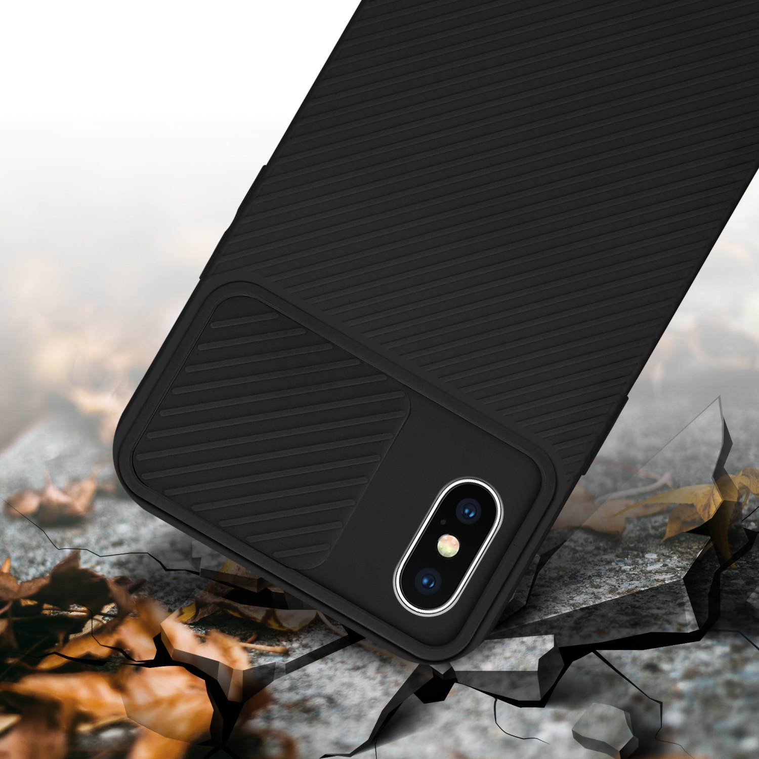 Eine schwarze Handyhülle auf einer zerbrochenen Oberfläche. Die Hülle scheint das Telefon vor Stößen zu schützen.
