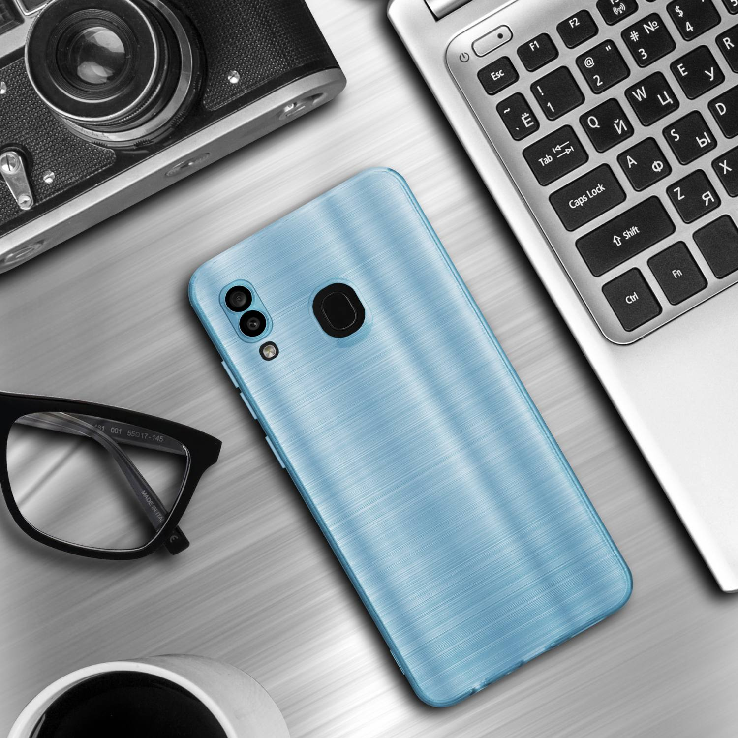 Custodia per telefono su una scrivania, con un laptop, occhiali, una tazza di caffè e una fotocamera.
