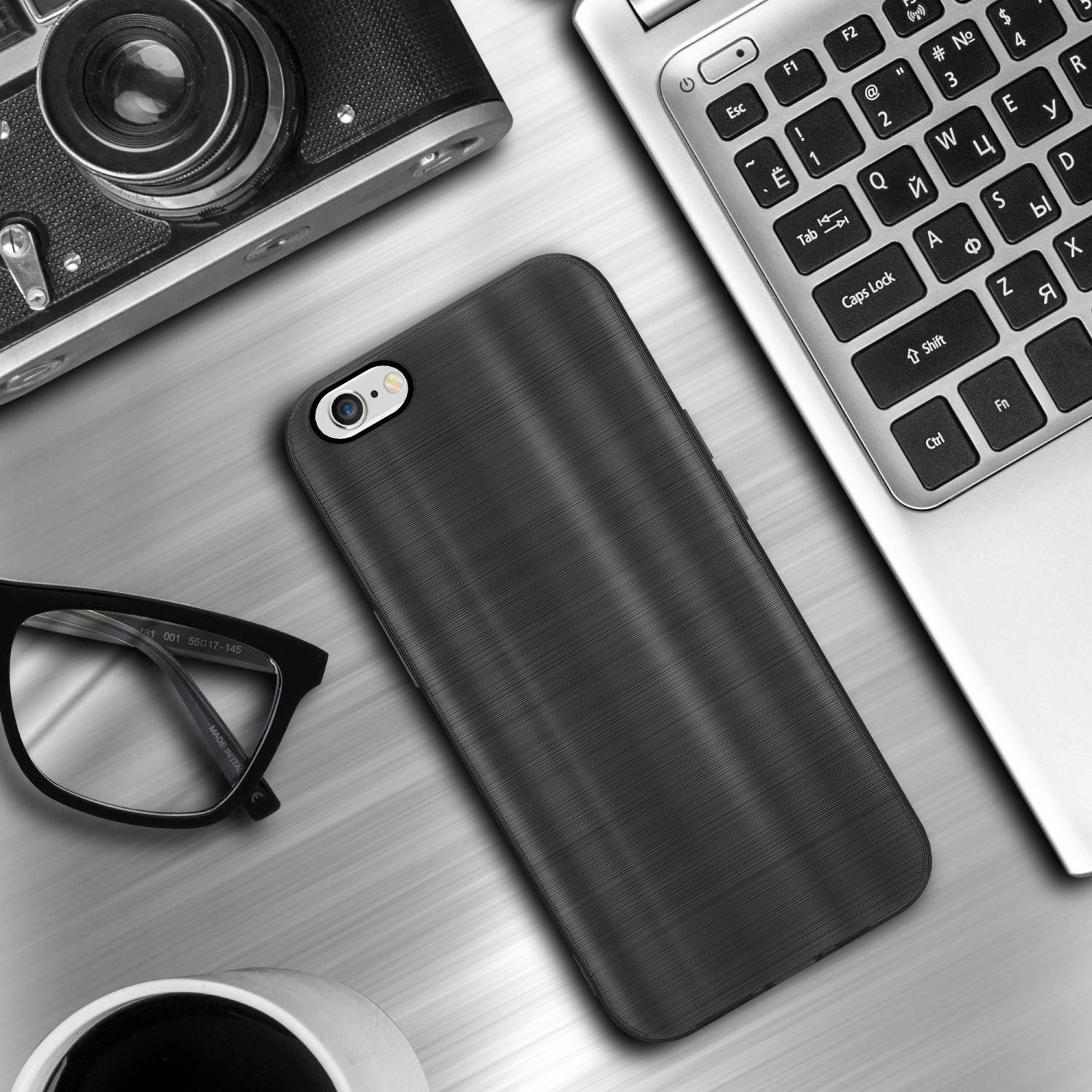 Schwarze Handyhülle auf einem Tisch mit Laptop, Brille und einer Tasse Kaffee.