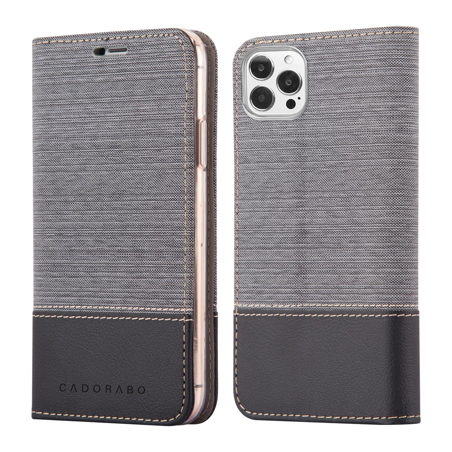 Eine Handyhülle vor einem Telefon. Grauer Stoff mit schwarzem Leder. Die Hülle ist geschlossen und offen.
