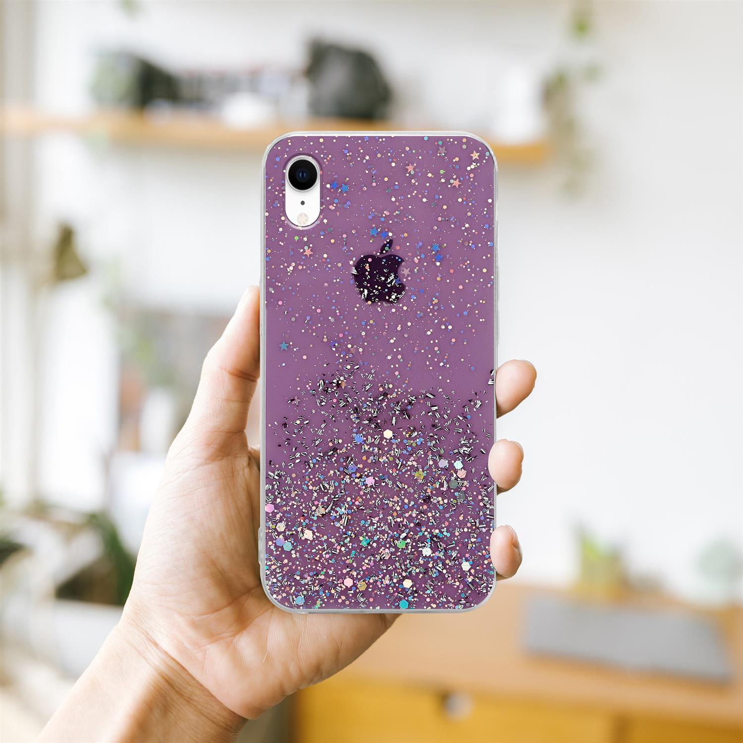 Eine Hand, die ein Telefon in einer lila, glitzernden Hülle hält. Das Apple-Logo ist sichtbar.