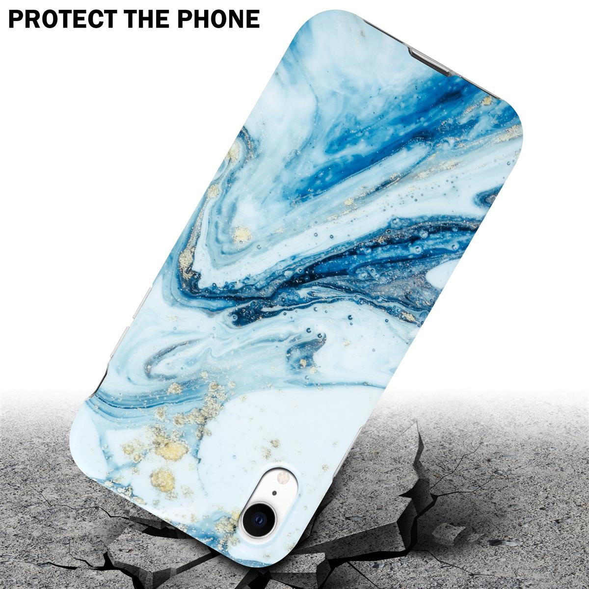 Custodia per telefono con design in marmo blu e bianco su superficie di pietra crepata. Testo: PROTECT THE PHONE.