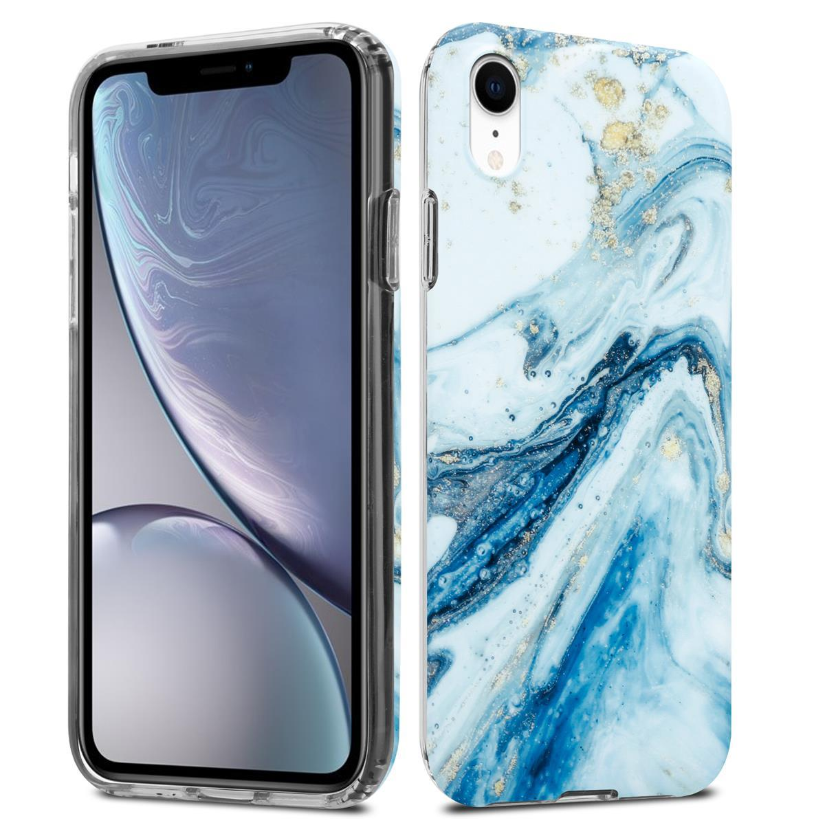 Due telefoni, uno con custodia. La custodia ha un motivo a marmo blu e dettagli dorati. Sfondo bianco.