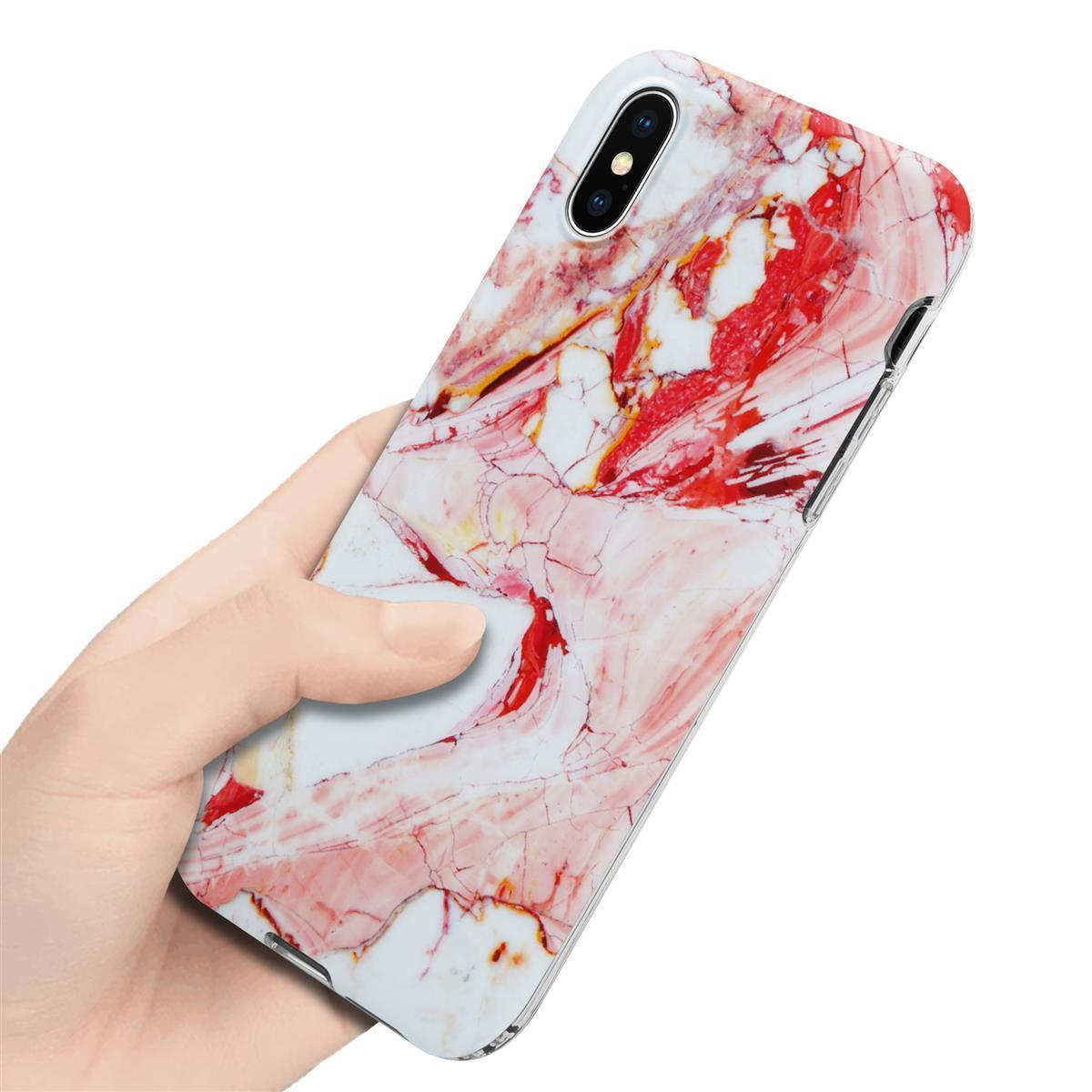 Mano che tiene una custodia per telefono con un design a marmo rosso e bianco.