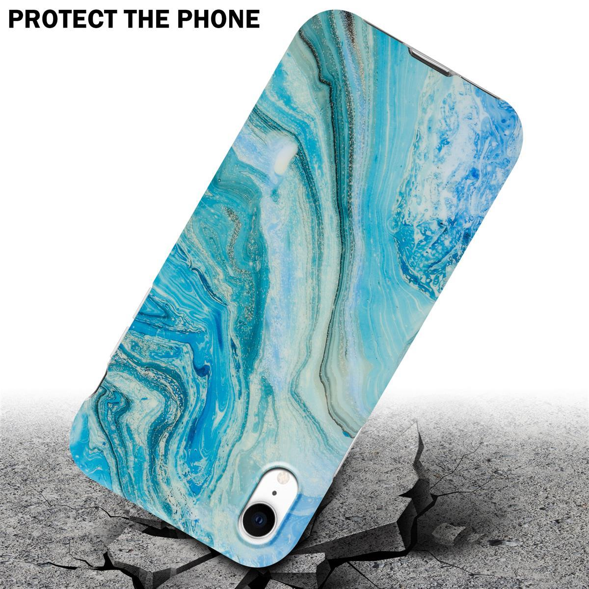 Custodia per telefono con design a marmo blu, che cade sul cemento.