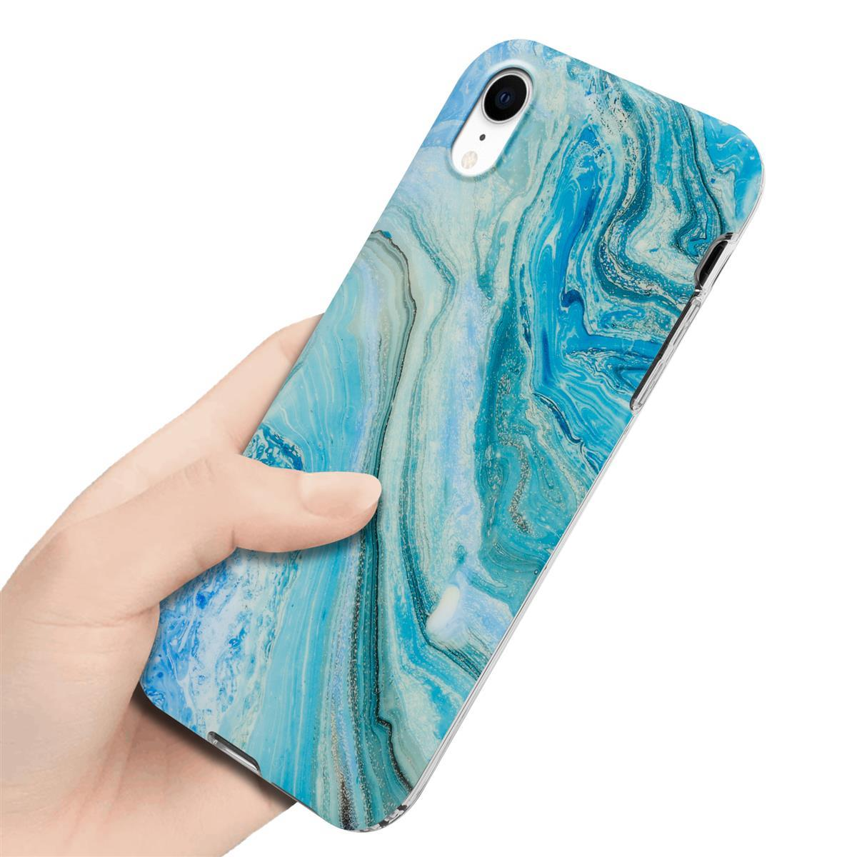 Mano che tiene un telefono con una custodia dal design blu marmorizzato. La custodia presenta un motivo astratto a spirale.