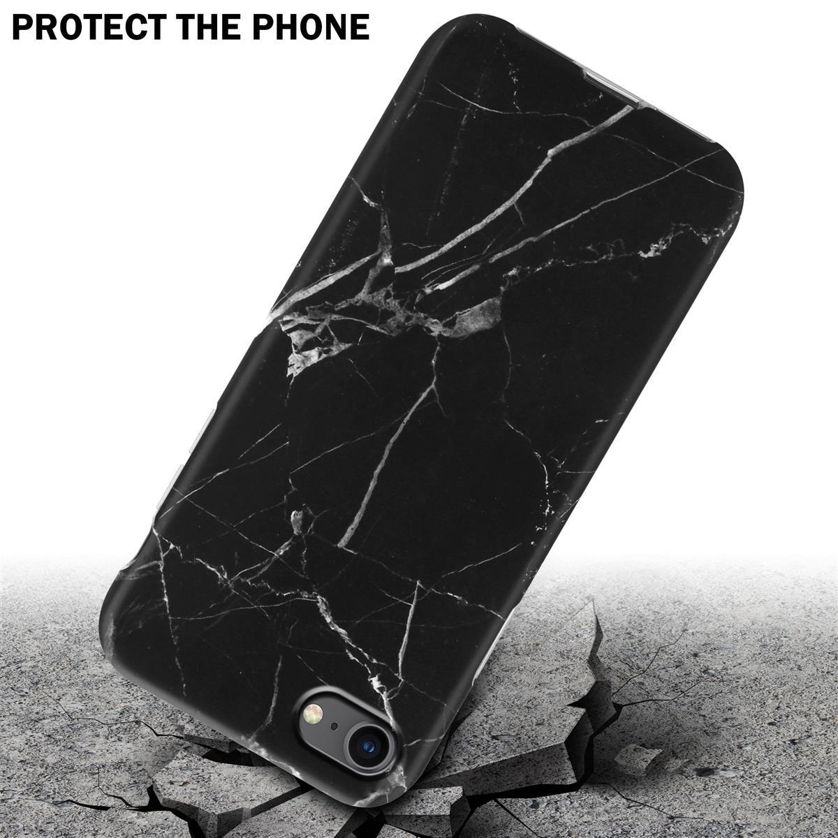 Una custodia per telefono sul pavimento. La custodia è nera con motivo a marmo bianco. Il pavimento è crepato.