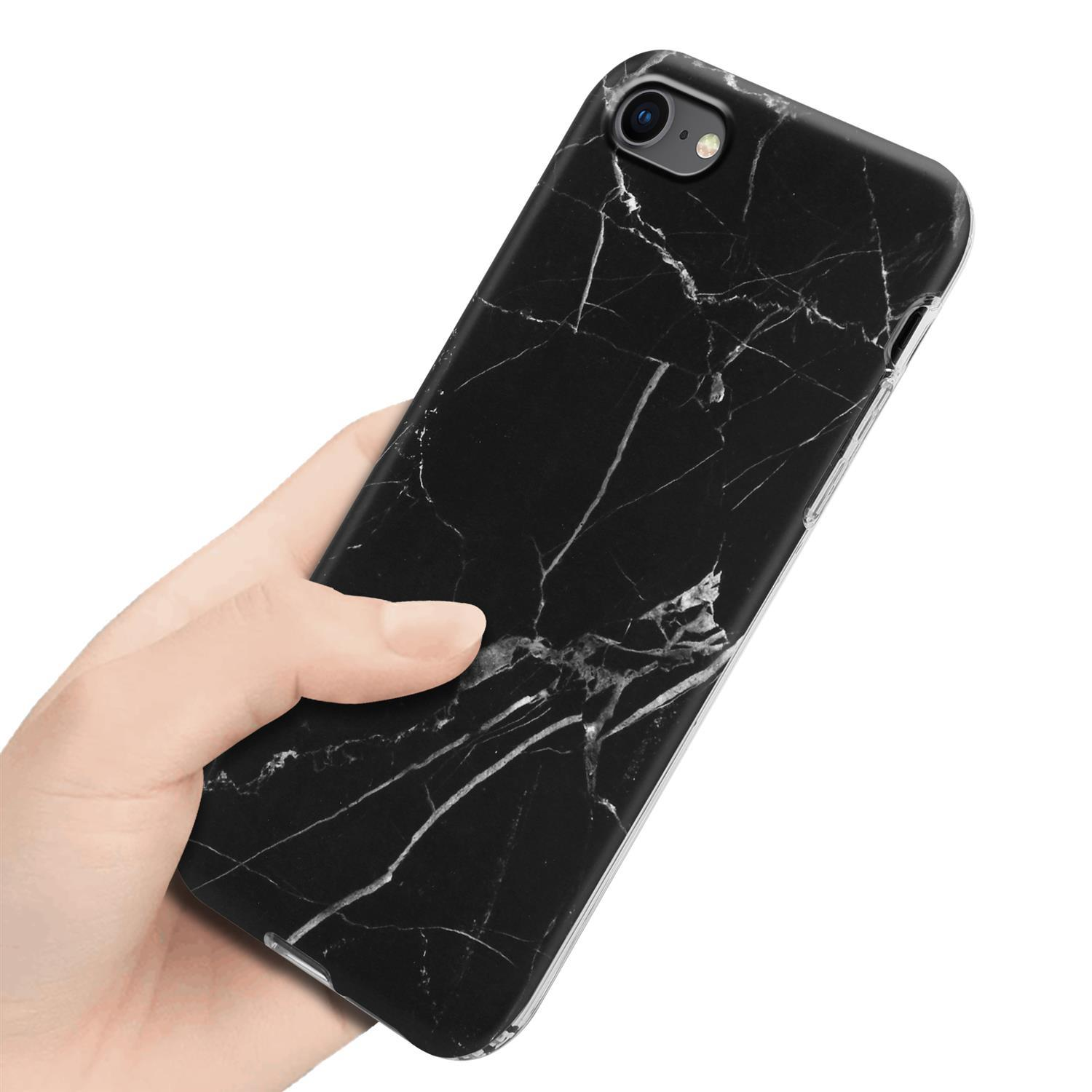 Mano che tiene una cover per telefono nera con motivo marmoreo. La cover ha venature bianche.