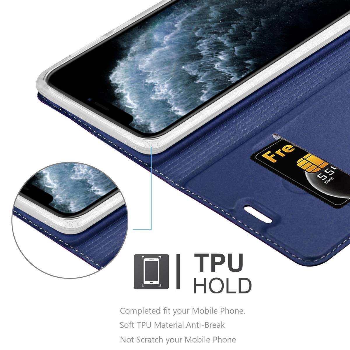 Telefon in blauer Brieftaschen-Hülle mit SIM-Karte. Weißer Hintergrund.