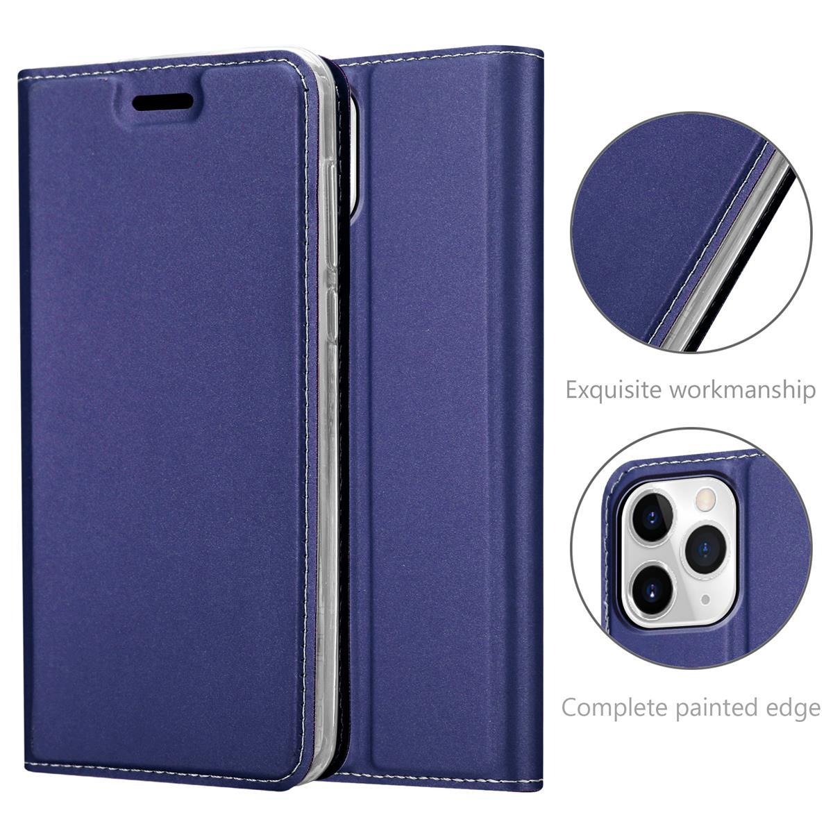Eine blaue Leder-Handyhülle ist geöffnet. Details zeigen die Nähte und die Kamera des Telefons. Text: 'Exquisite Verarbeitung'.